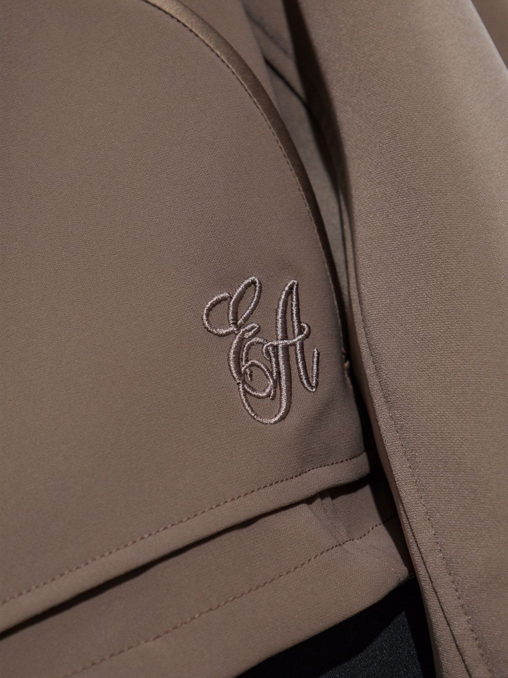 معاطف إمبوريو أرماني باللون الرمادي الفاتح