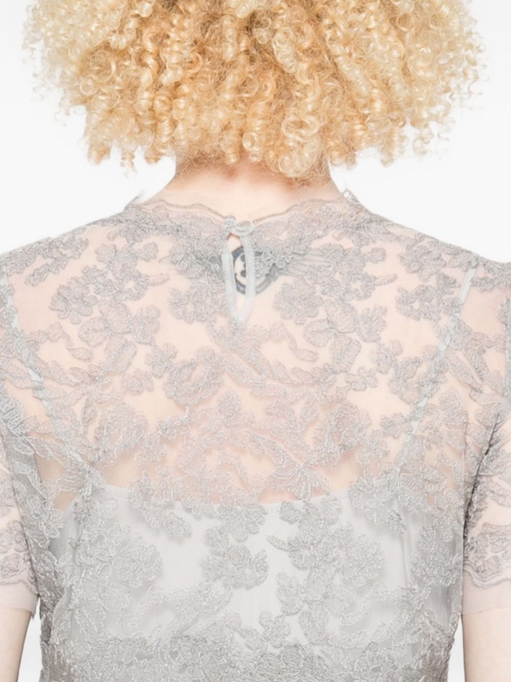 من تصميم Ermanno Scervino، بلوزة من تصميم Ermanno Scervino بأكمام قصيرة