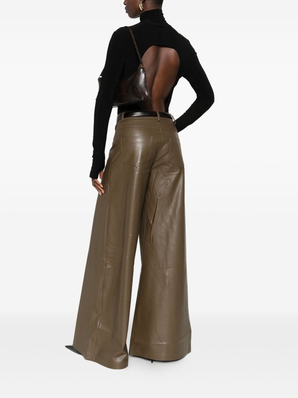 نورما كمالي نورما كمالي توب أسود