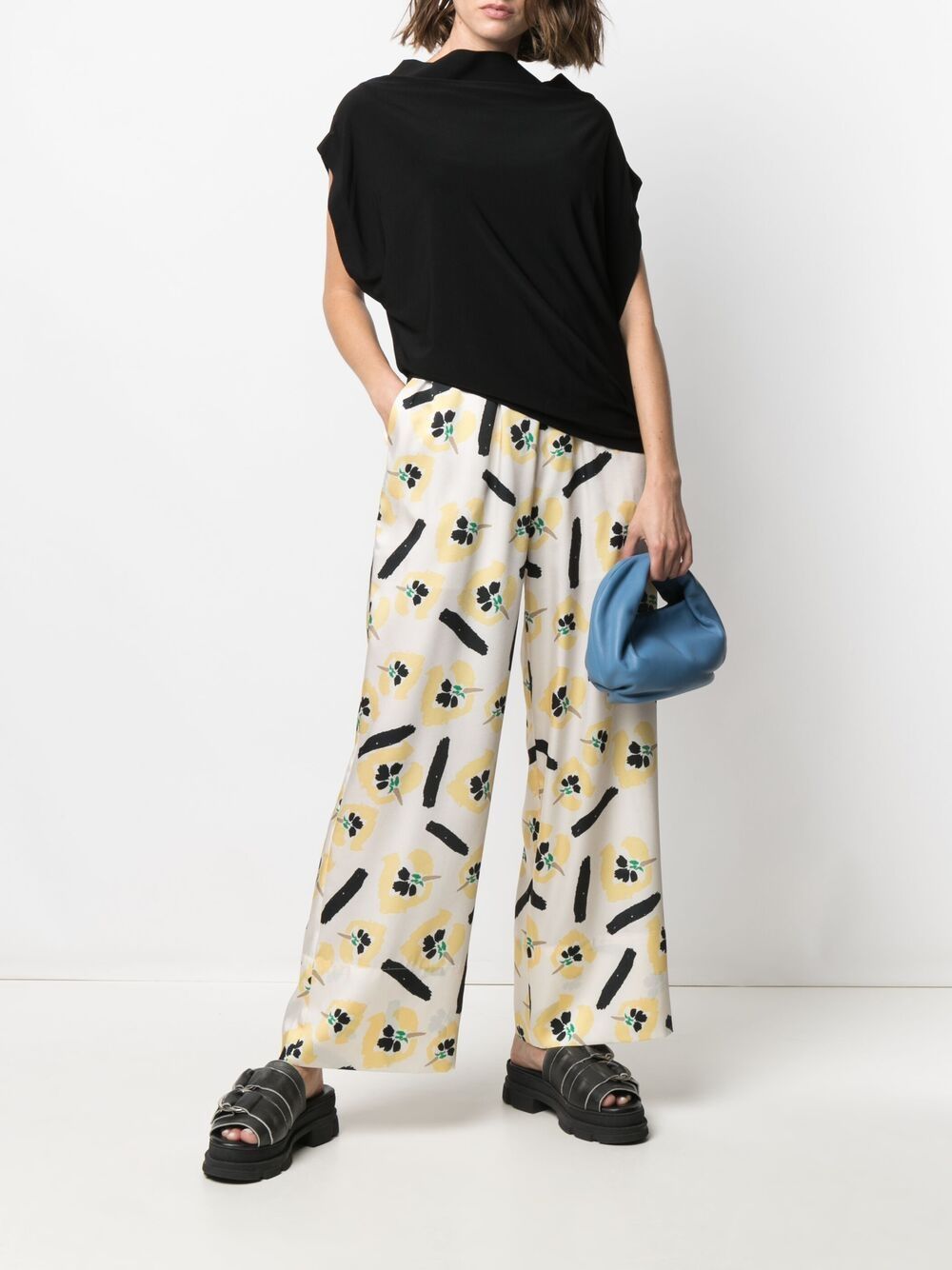 نورما كمالي نورما كمالي توب أسود