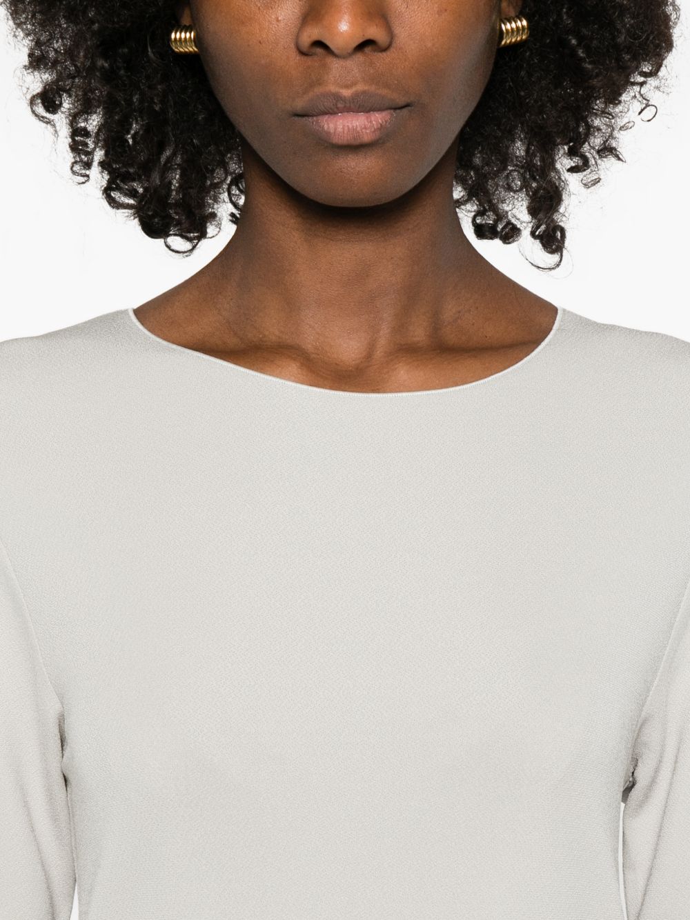 فساتين إمبوريو أرماني باللون الرمادي الفاتح