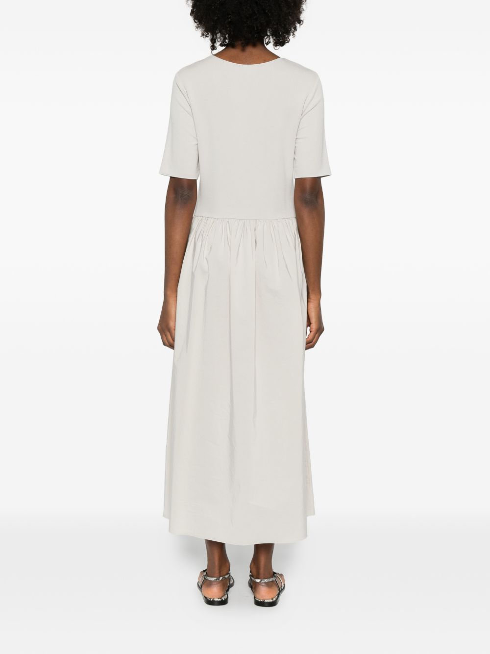 فساتين إمبوريو أرماني باللون الرمادي الفاتح