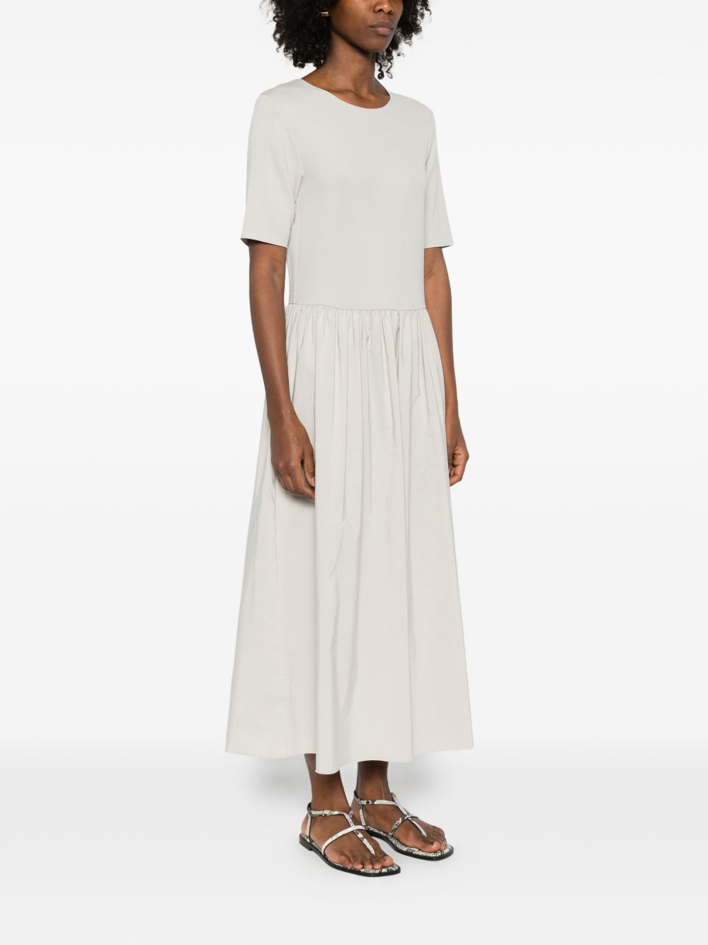 فساتين إمبوريو أرماني باللون الرمادي الفاتح