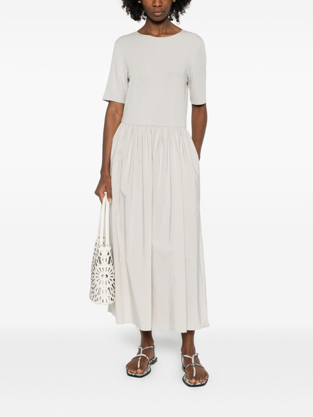 فساتين إمبوريو أرماني باللون الرمادي الفاتح