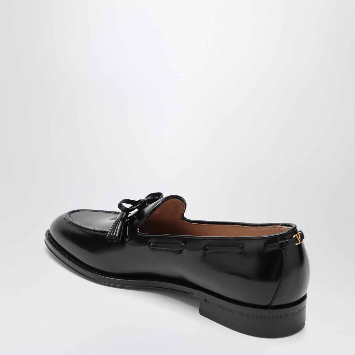 Valentino Garavani Valentino Garavani Bowshire loafers in black glossy calfskin