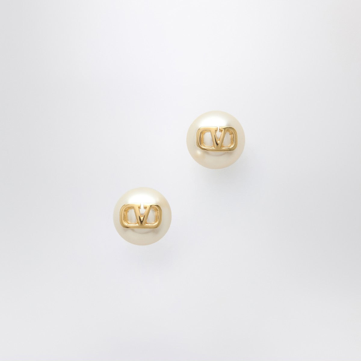 Valentino Garavani Valentino Garavani Golden pearl earrings with Signature VLogo