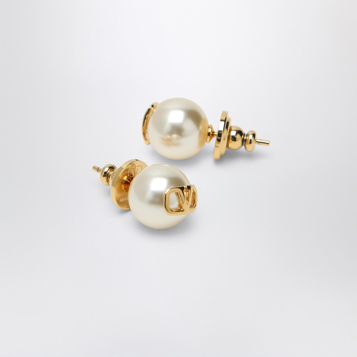 Valentino Garavani Valentino Garavani Golden pearl earrings with Signature VLogo