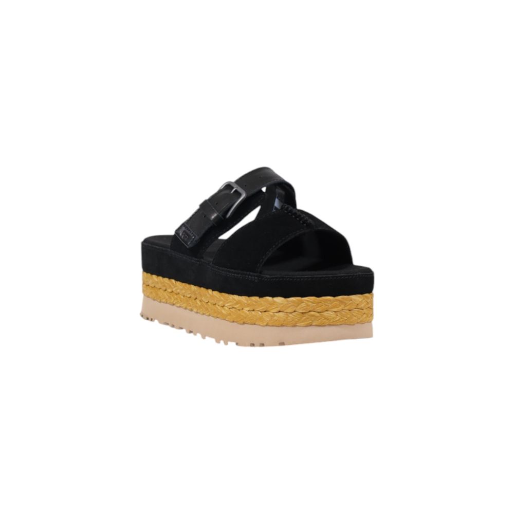 صندل UGG من الجلد المدبوغ باللون الأسود