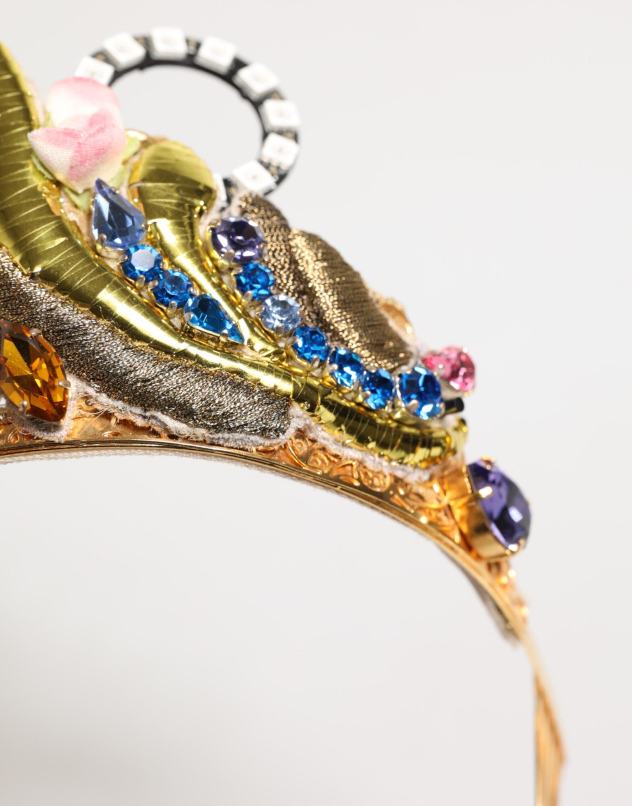 تاج دولتشي آند غابانا الذهبي النحاسي المزين بالكريستال