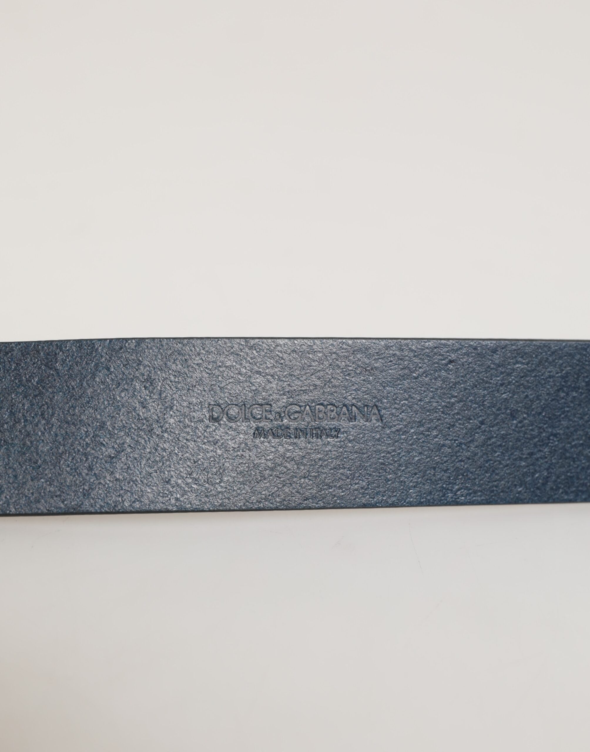 حزام دولتشي آند غابانا الكلاسيكي المصنوع من الجلد الأزرق ومشبك الشعار المعدني