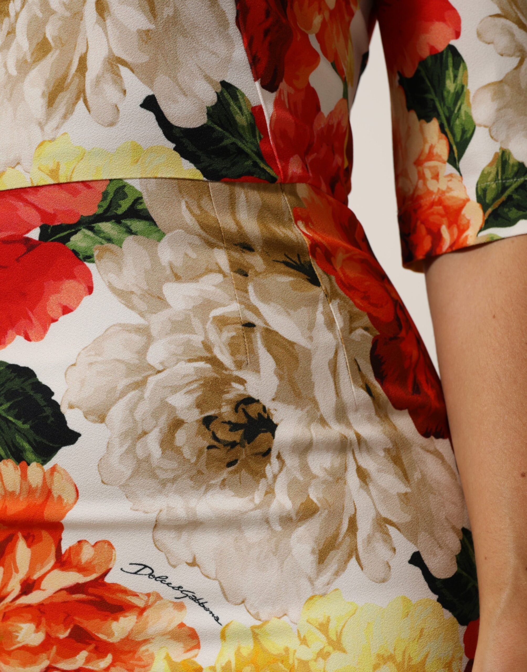 فستان دولتشي آند غابانا متعدد الألوان بطبعة زهور من الفيسكوز