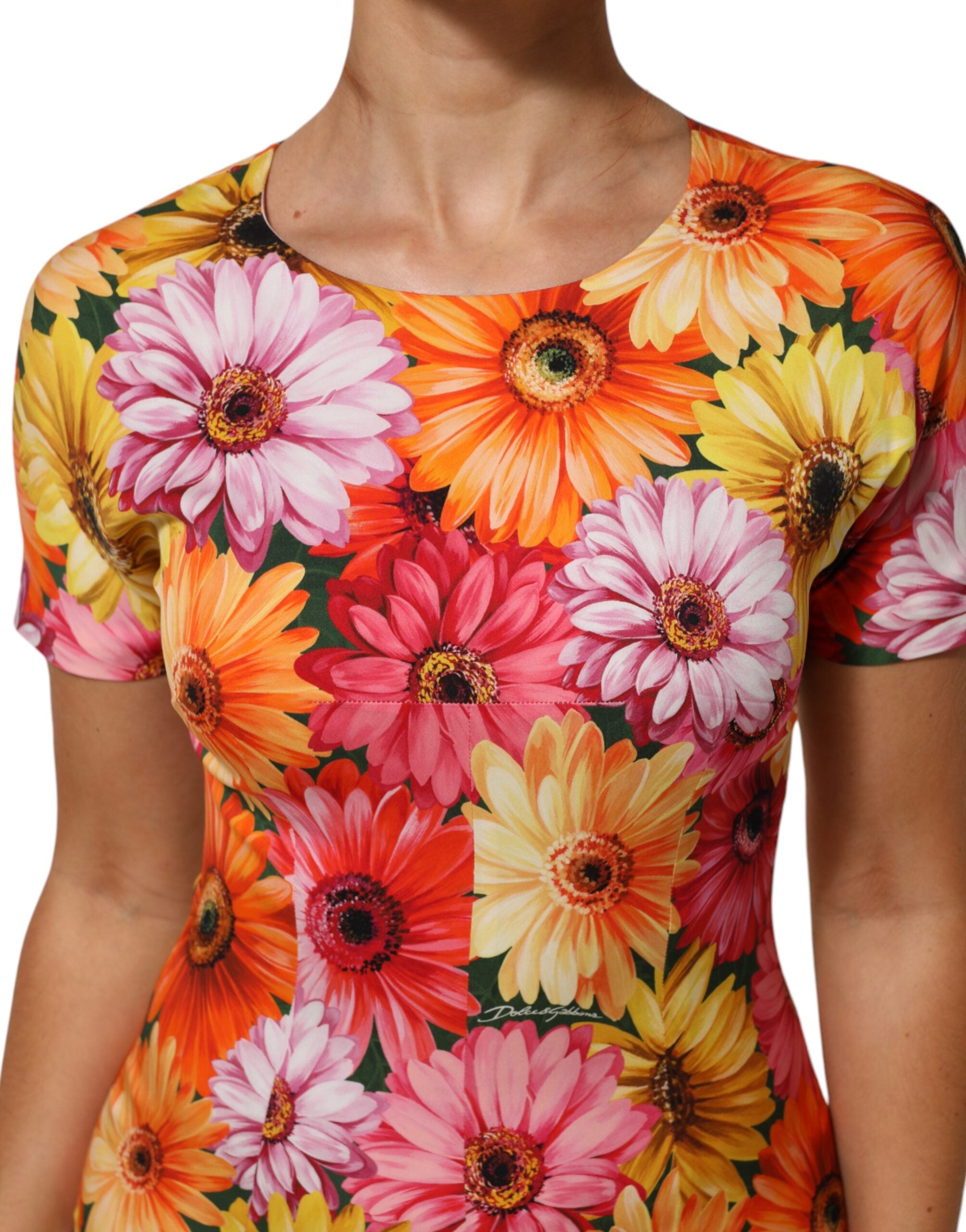 فستان حريري متوسط ​​الطول بطبعة زهور متعددة الألوان من دولتشي آند غابانا