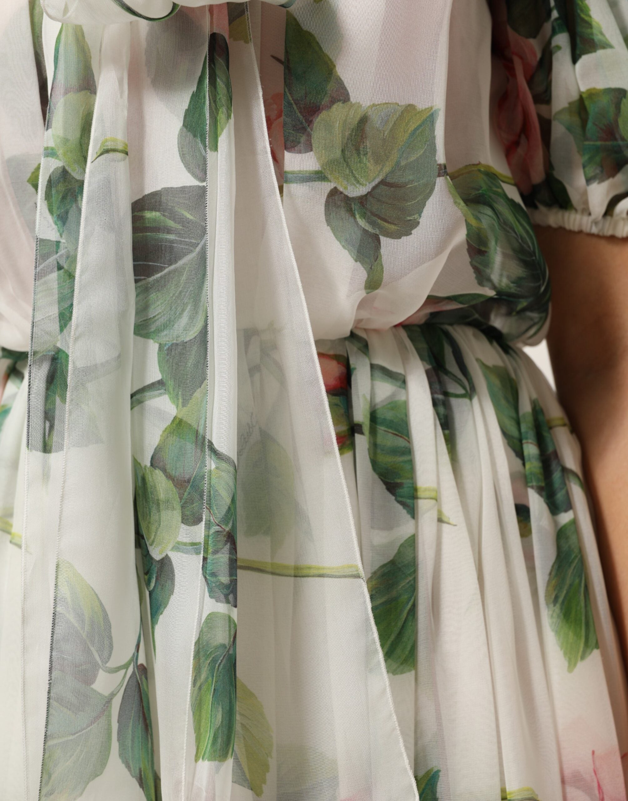 فستان دولتشي آند غابانا متوسط ​​الطول من الحرير بطبعة زهور بيضاء