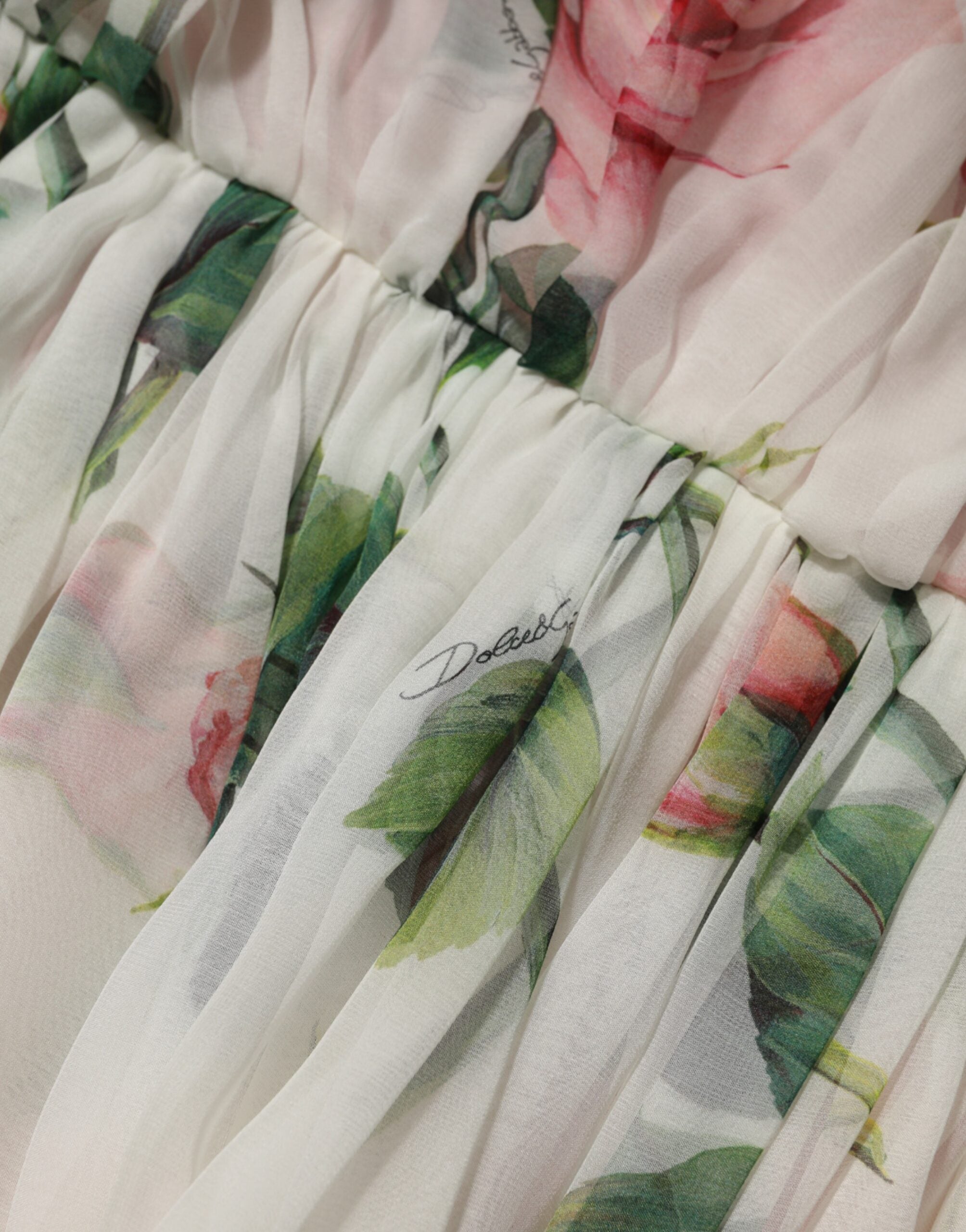 فستان دولتشي آند غابانا متوسط ​​الطول من الحرير بطبعة زهور بيضاء