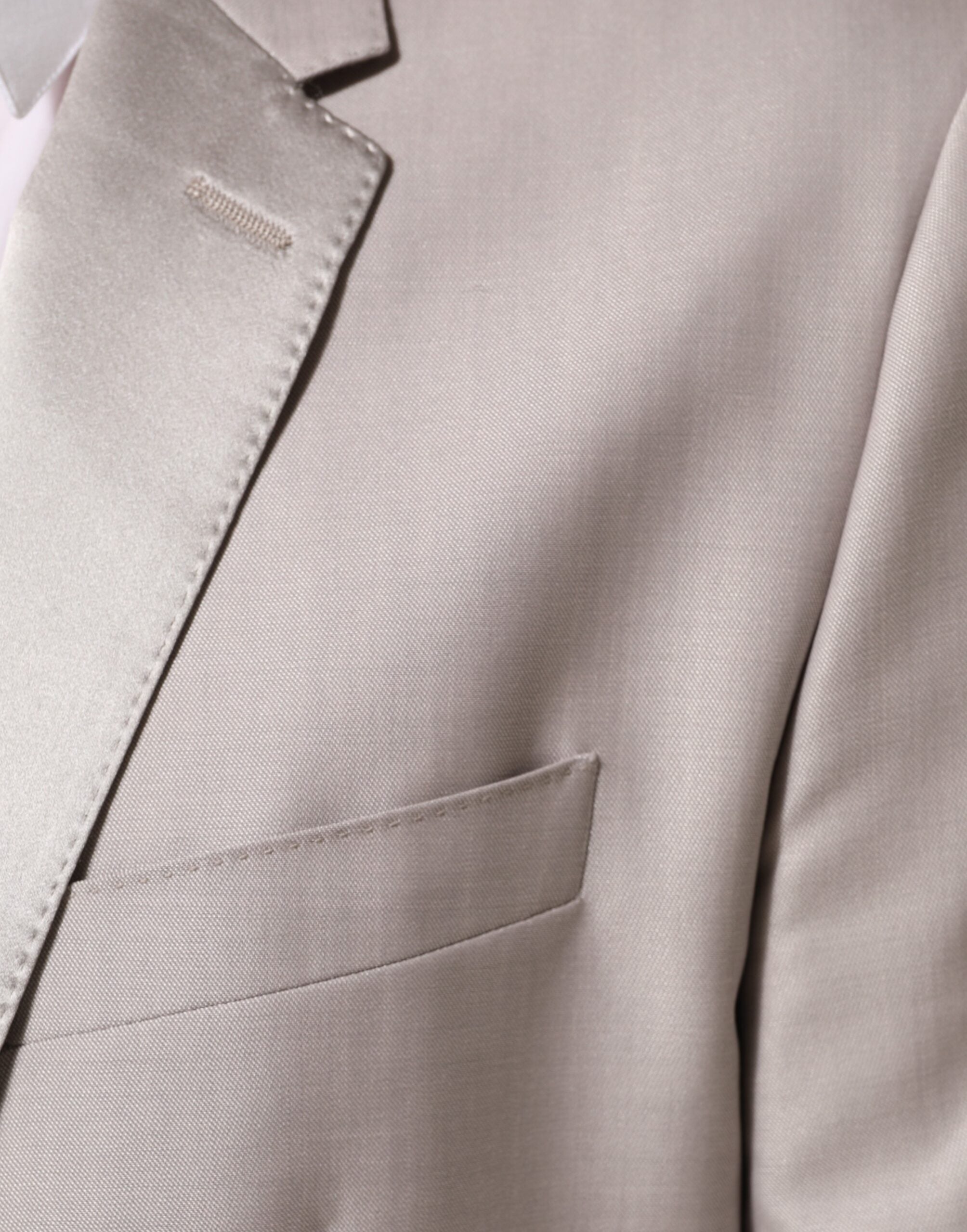 بدلة مارتيني رسمية من دولتشي آند غابانا، مصنوعة من الصوف الرمادي الفاتح، مكونة من قطعتين