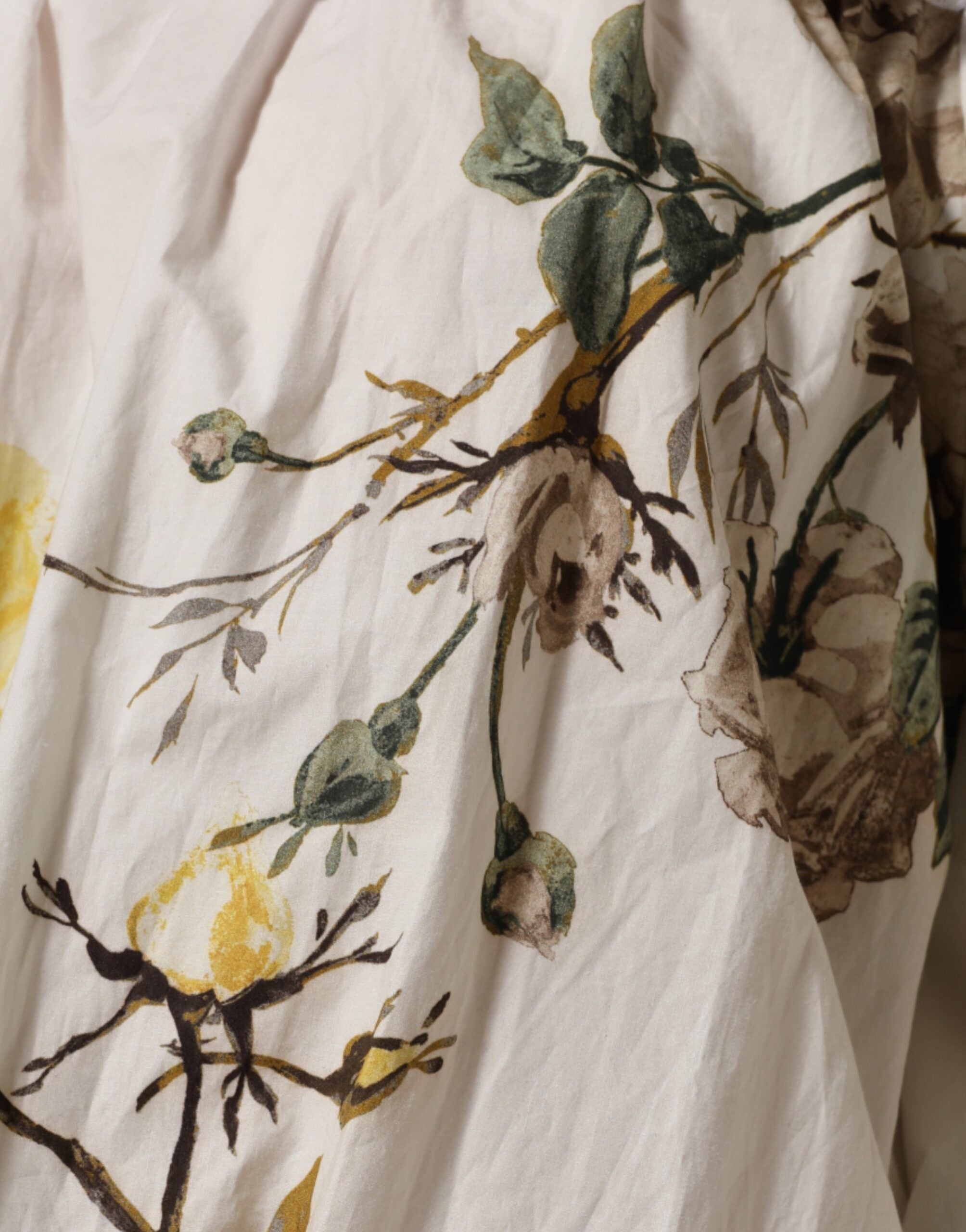 فستان دولتشي آند غابانا الأبيض المزهر من الدانتيل مكشوف الكتفين