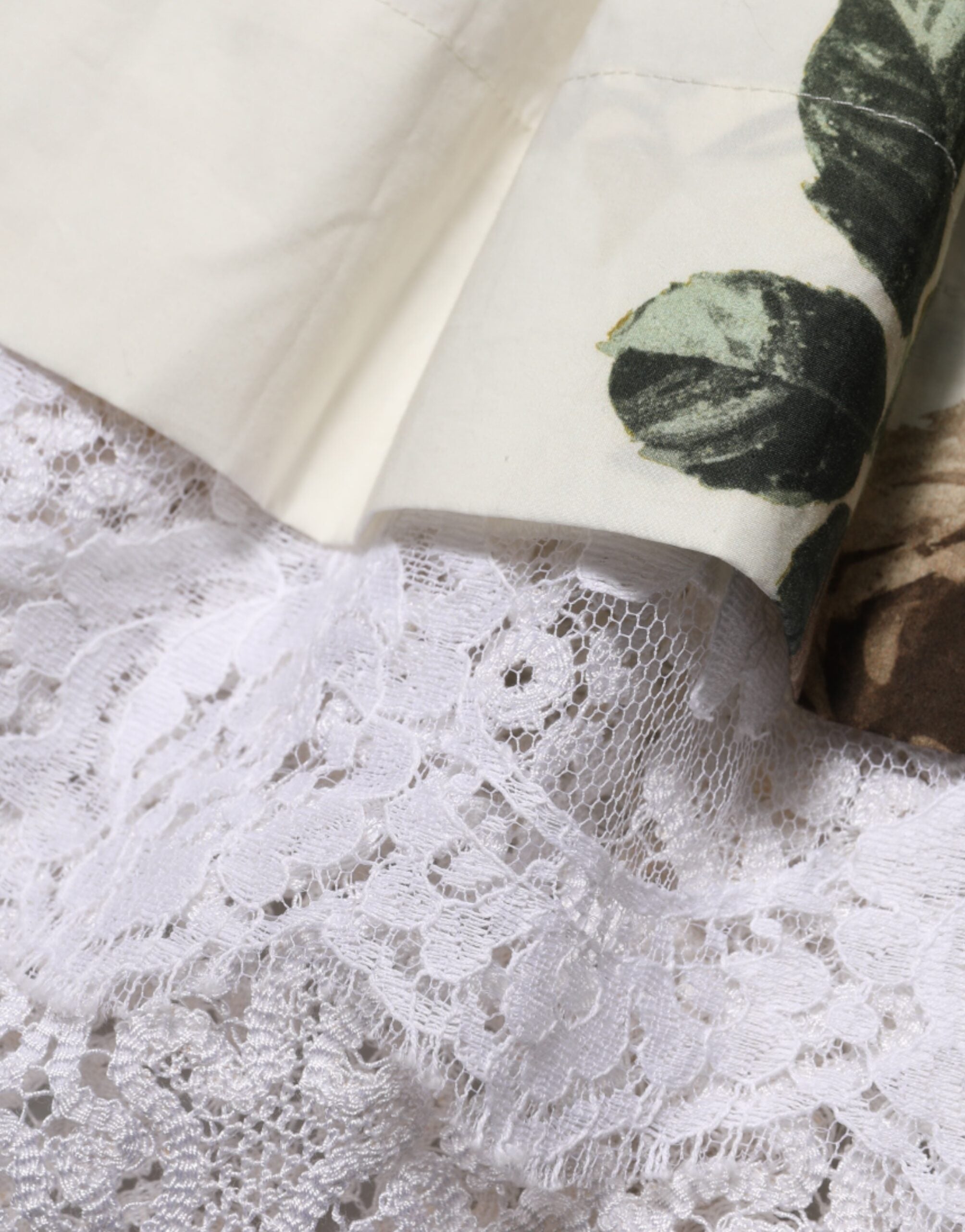 فستان دولتشي آند غابانا الأبيض المزهر من الدانتيل مكشوف الكتفين