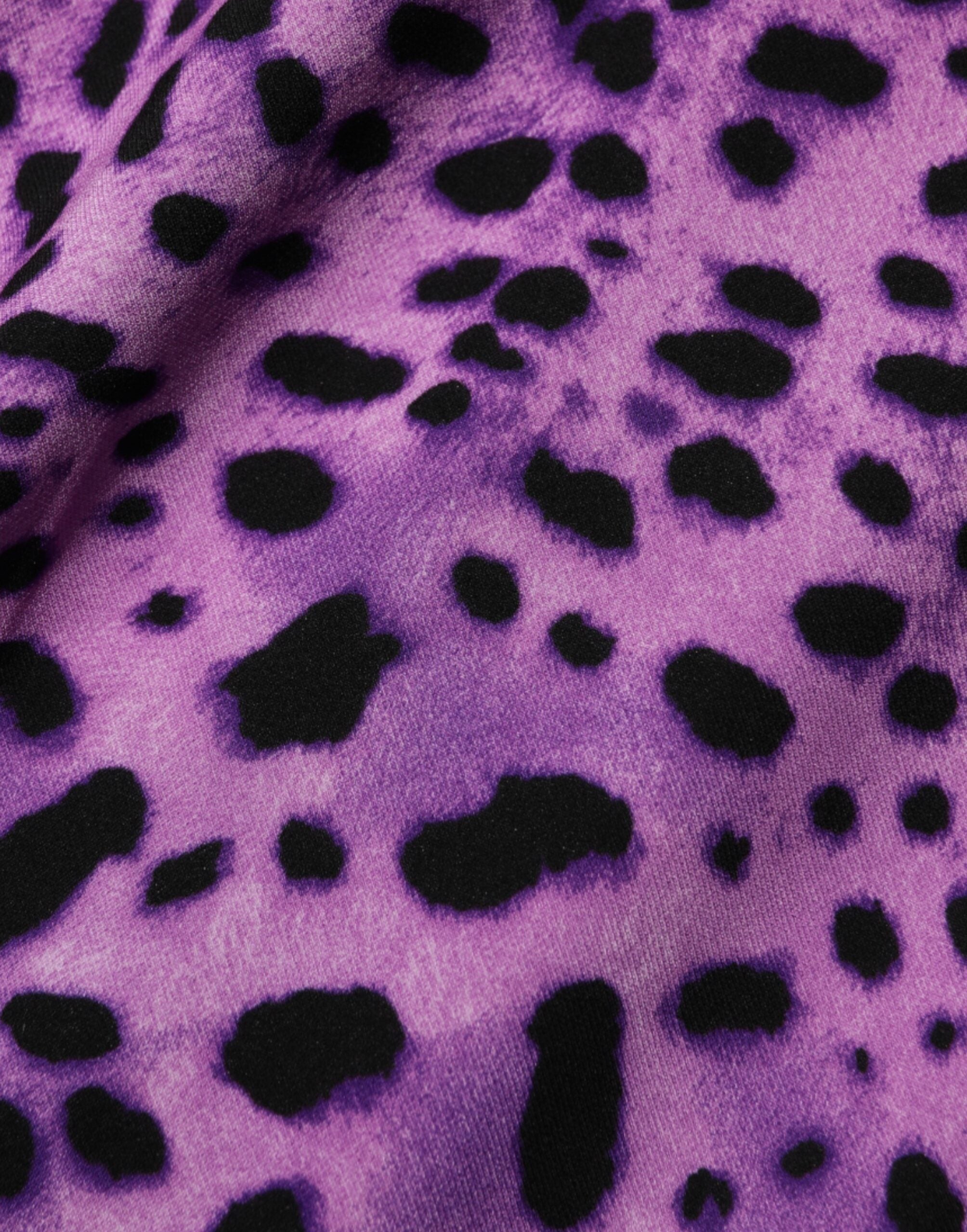 فستان دولتشي آند غابانا قصير ضيق بنقشة جلد النمر البنفسجي