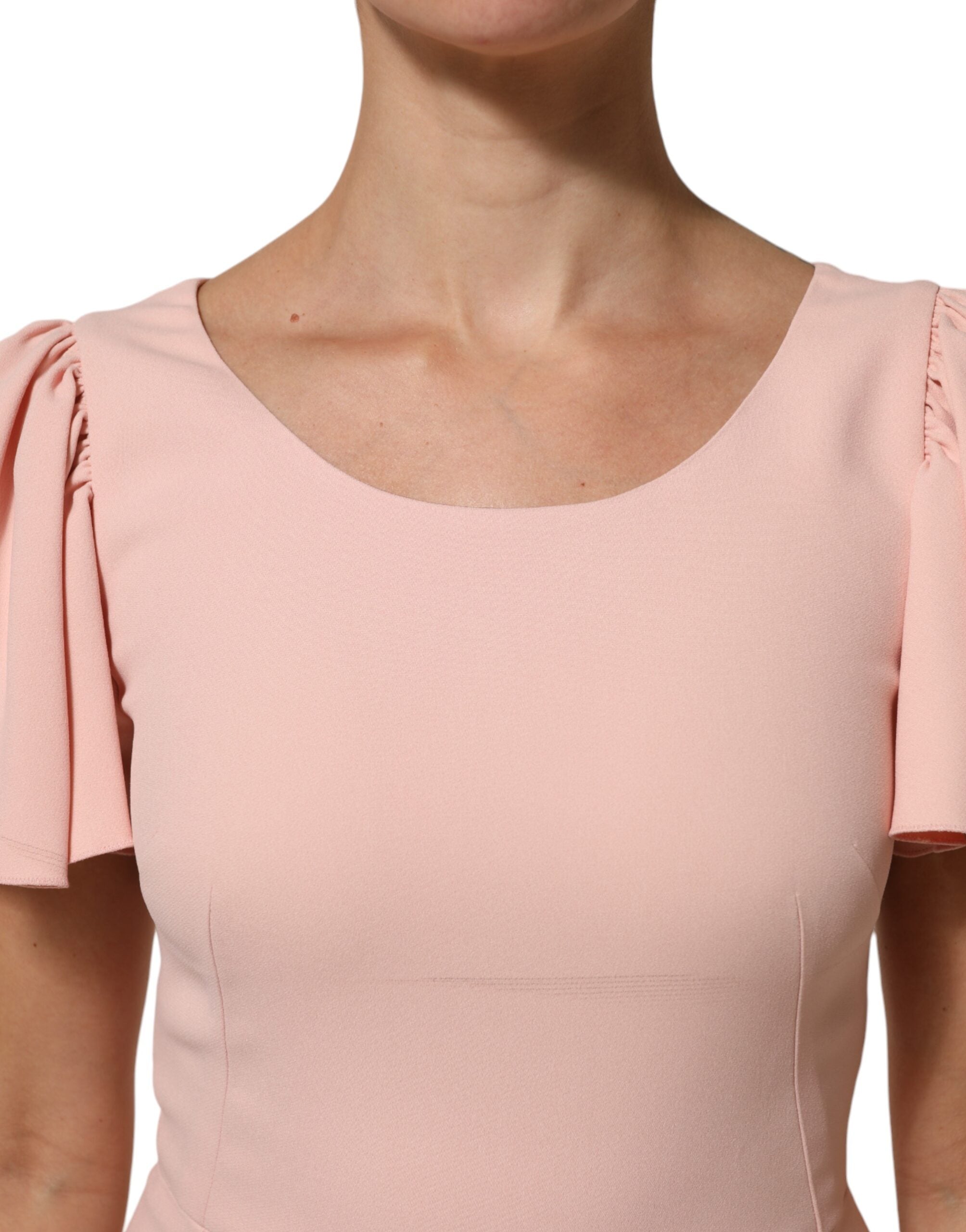 فستان دولتشي آند غابانا الوردي من الفيسكوز بأكمام قصيرة وقصة ضيقة ومتوسطة الطول