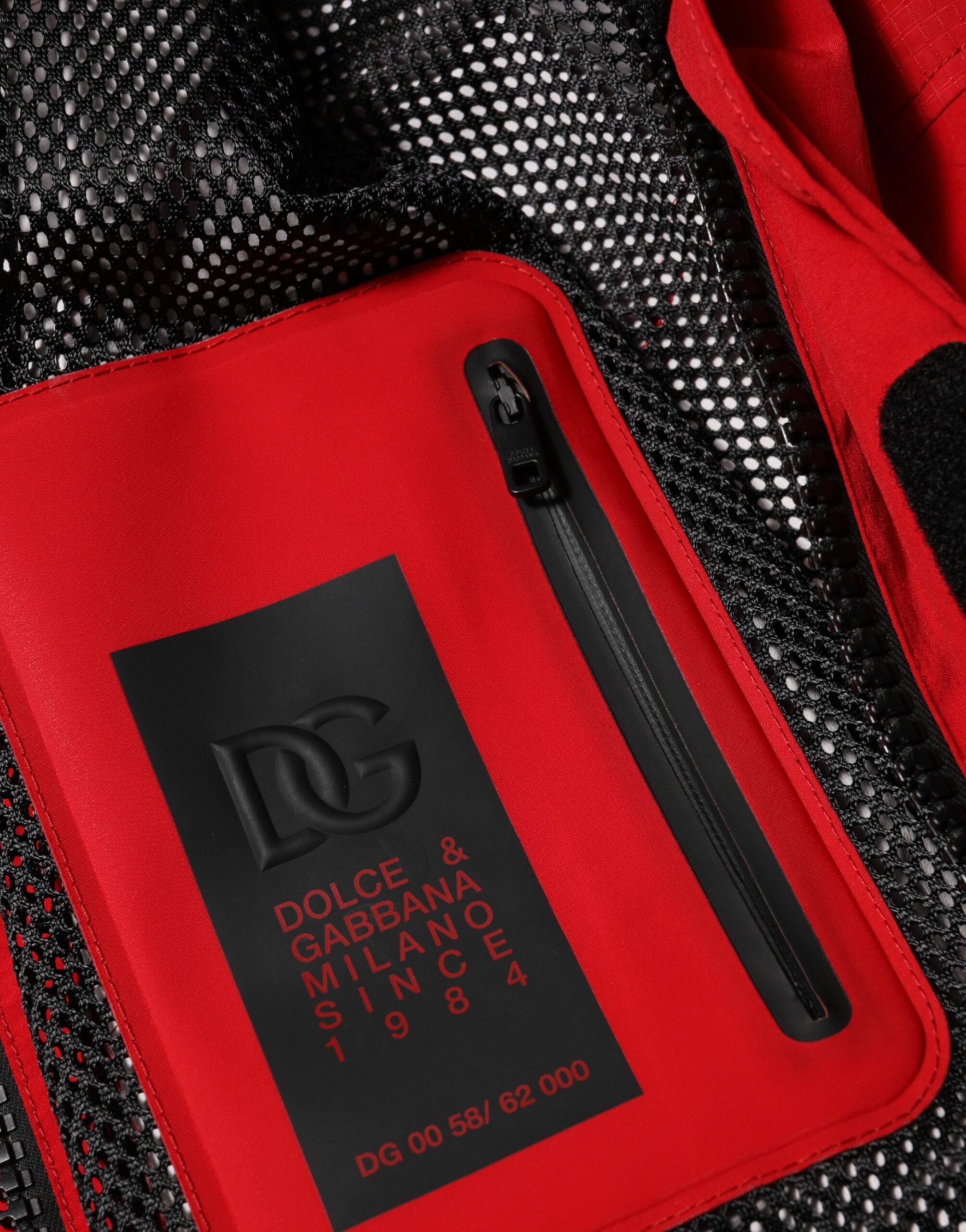 جاكيت باركا رجالي من دولتشي آند غابانا، أحمر اللون، بغطاء رأس وسحاب كامل