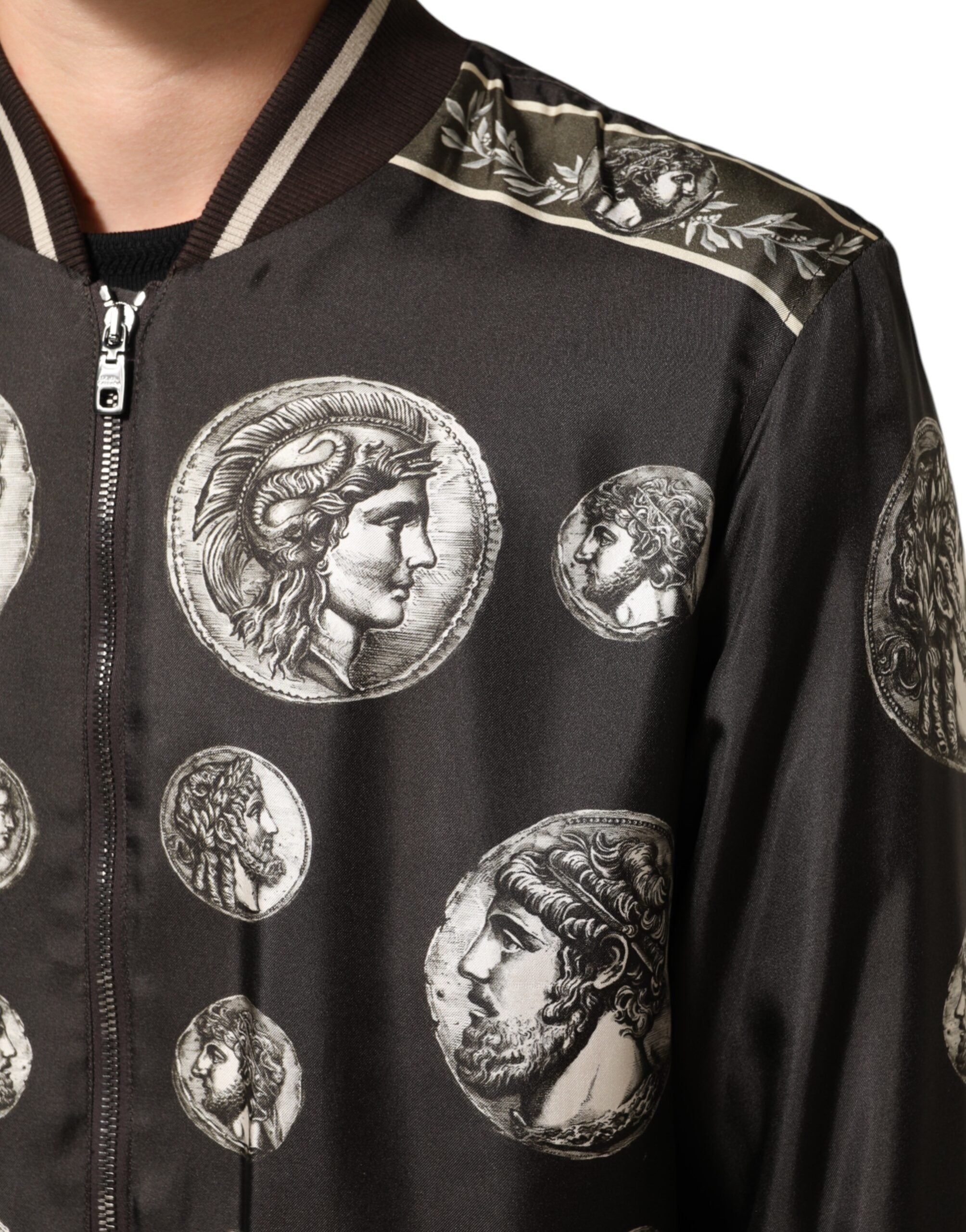 جاكيت بومبر حريري أسود بطبعة "مونيتي" من دولتشي آند غابانا