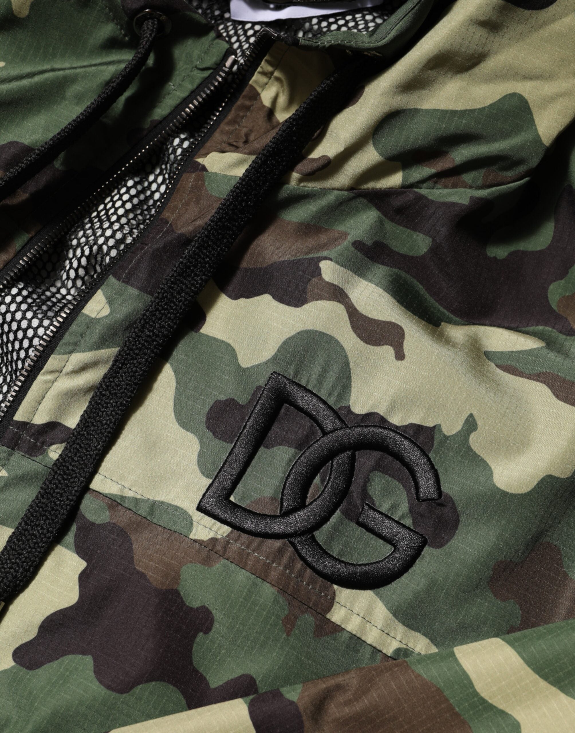 جاكيت دولتشي آند غابانا بغطاء رأس وطبعة مموهة باللون الأخضر