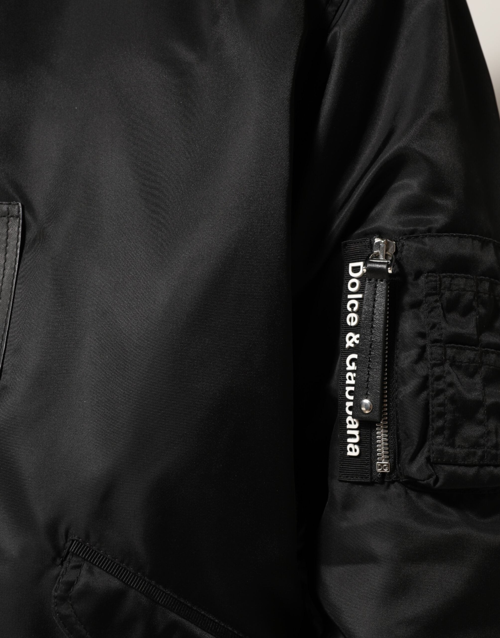 جاكيت بومبر من دولتشي آند غابانا، أسود من القطن، بغطاء رأس وسحّاب كامل