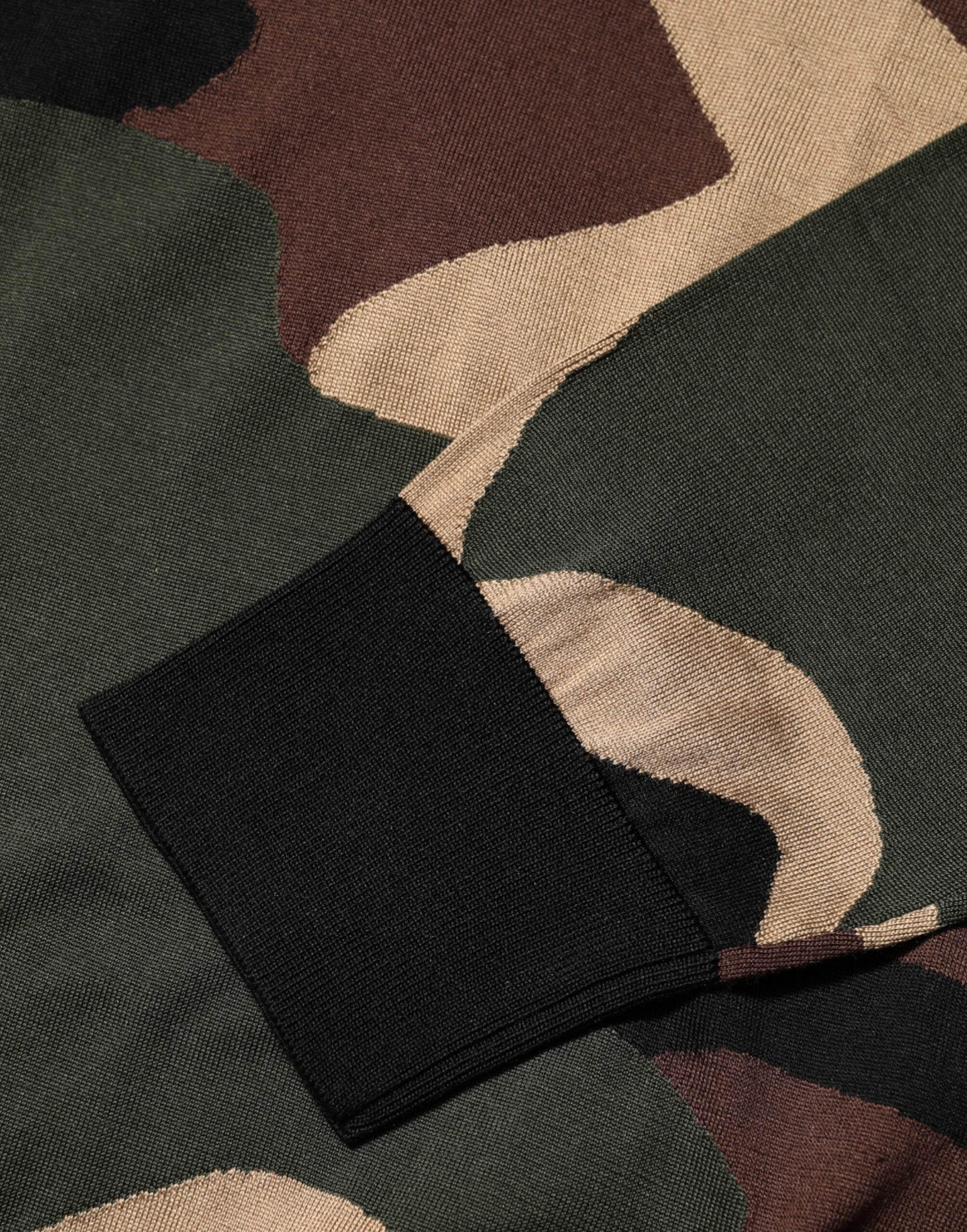 بلوفر رجالي متعدد الألوان بطبعة مموهة وياقة دائرية من دولتشي آند غابانا