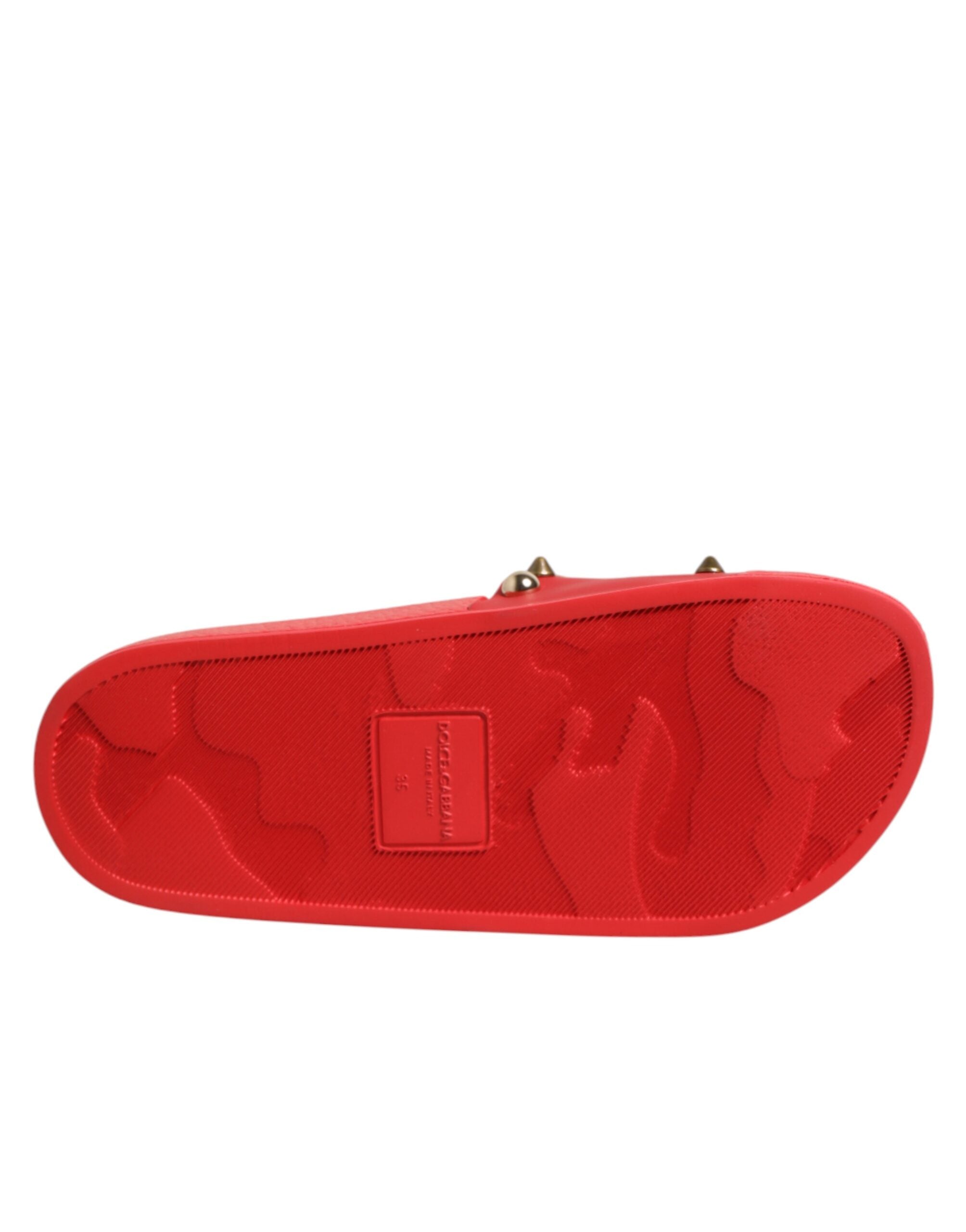 حذاء دولتشي آند غابانا الأحمر ذو القلب المقدس المرصع بالأحجار للشاطئ