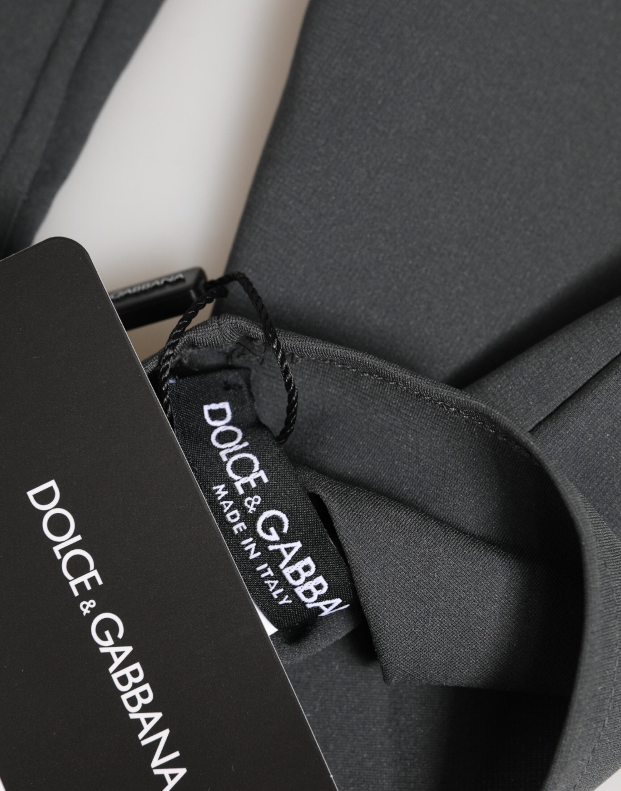 قفازات دولتشي آند غابانا للرجال من الفيسكوز الرمادي الداكن بطول الكوع