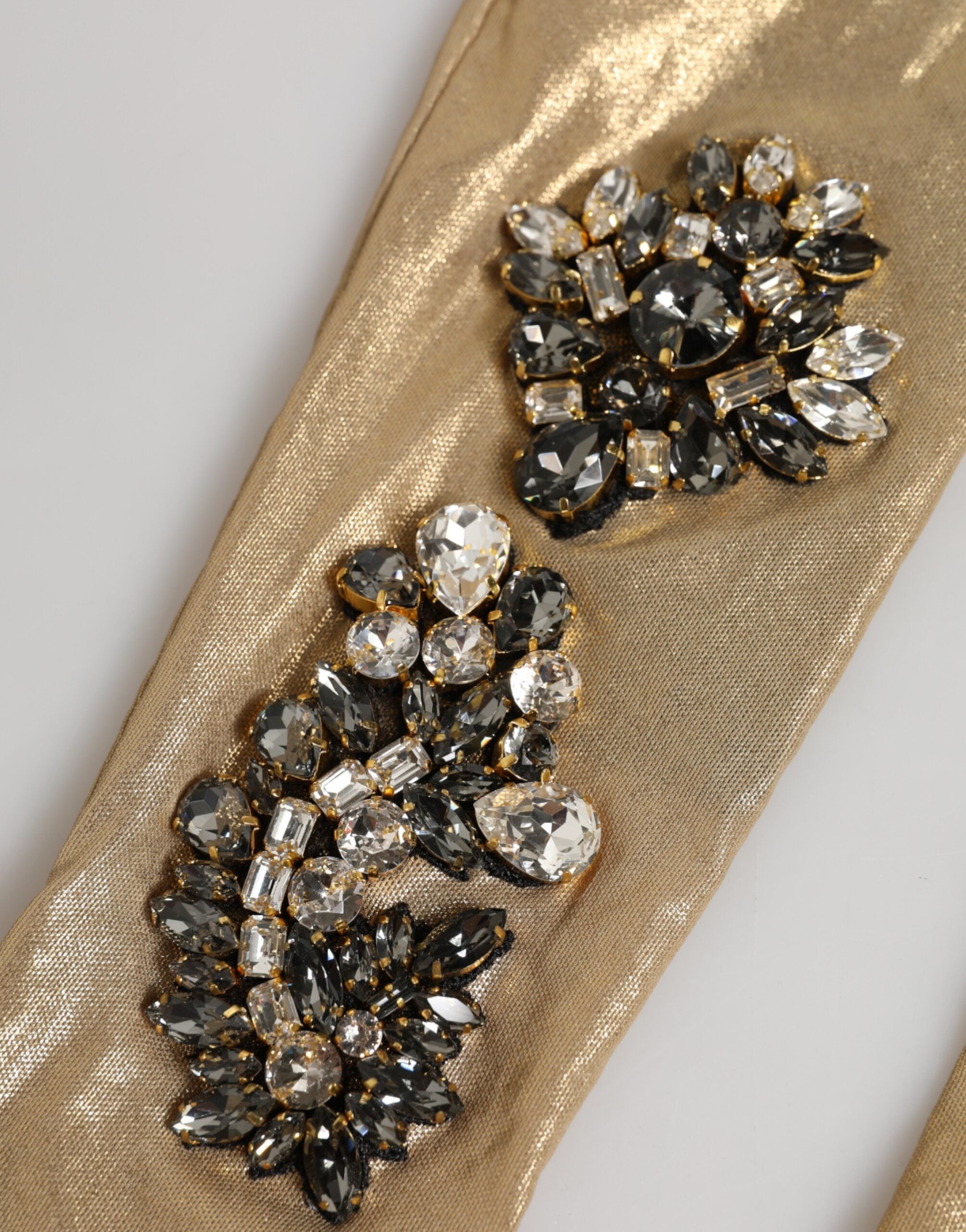 قفازات دولتشي آند غابانا من الساتان والكريستال باللون البيج بطول الكوع