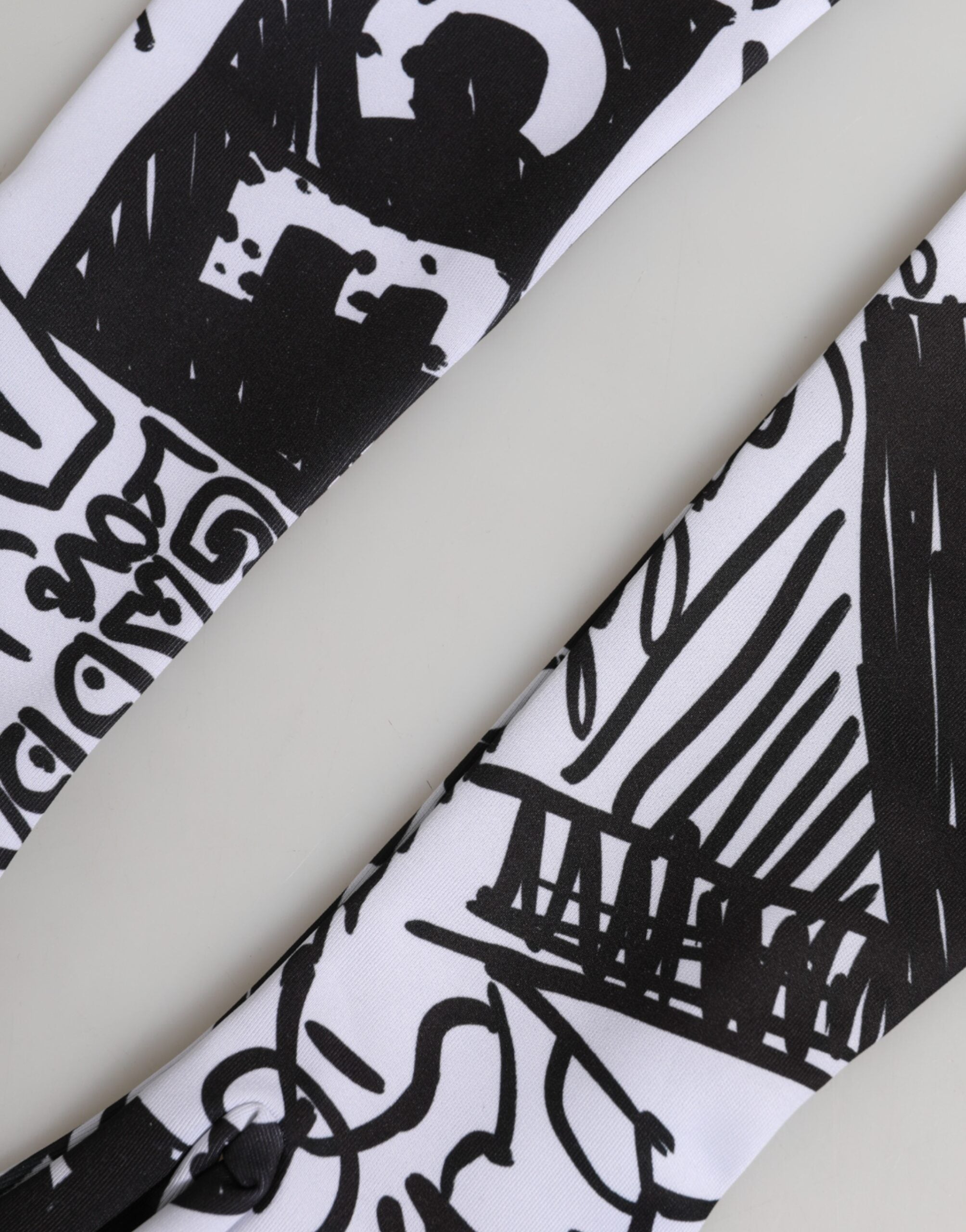 قفازات دولتشي آند غابانا سوداء وبيضاء بشعار DG بطول الكوع