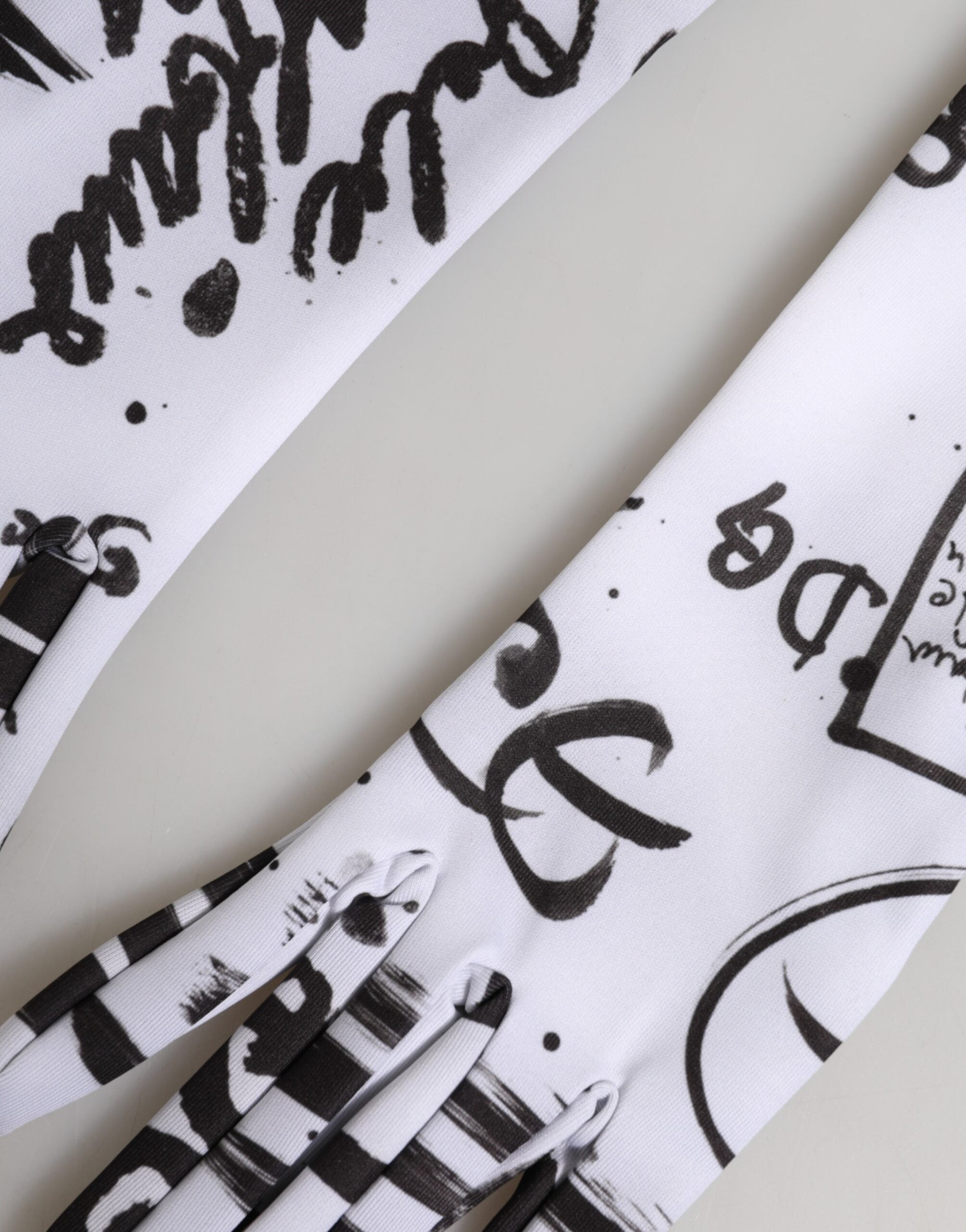 قفازات دولتشي آند غابانا سوداء وبيضاء بشعار DG بطول الكوع