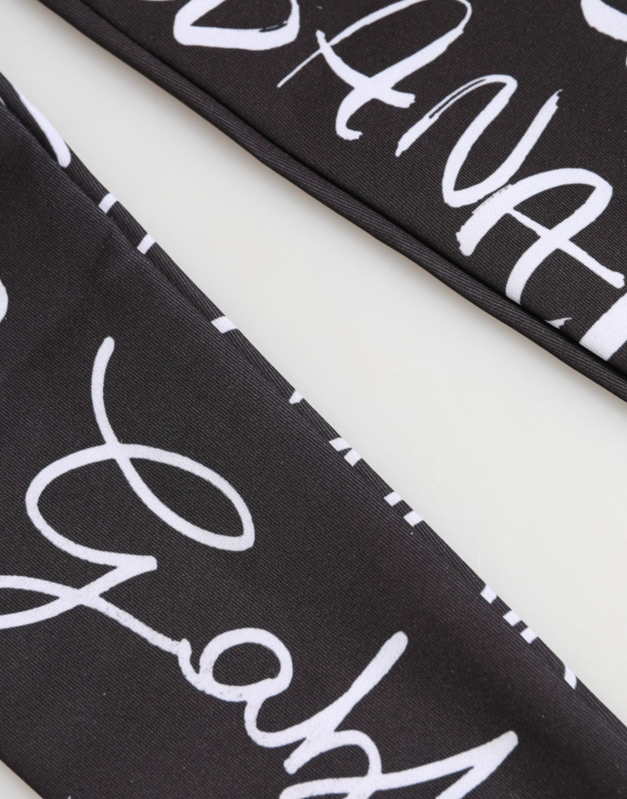 قفازات دولتشي آند غابانا سوداء وبيضاء بشعار DG بطول الكوع