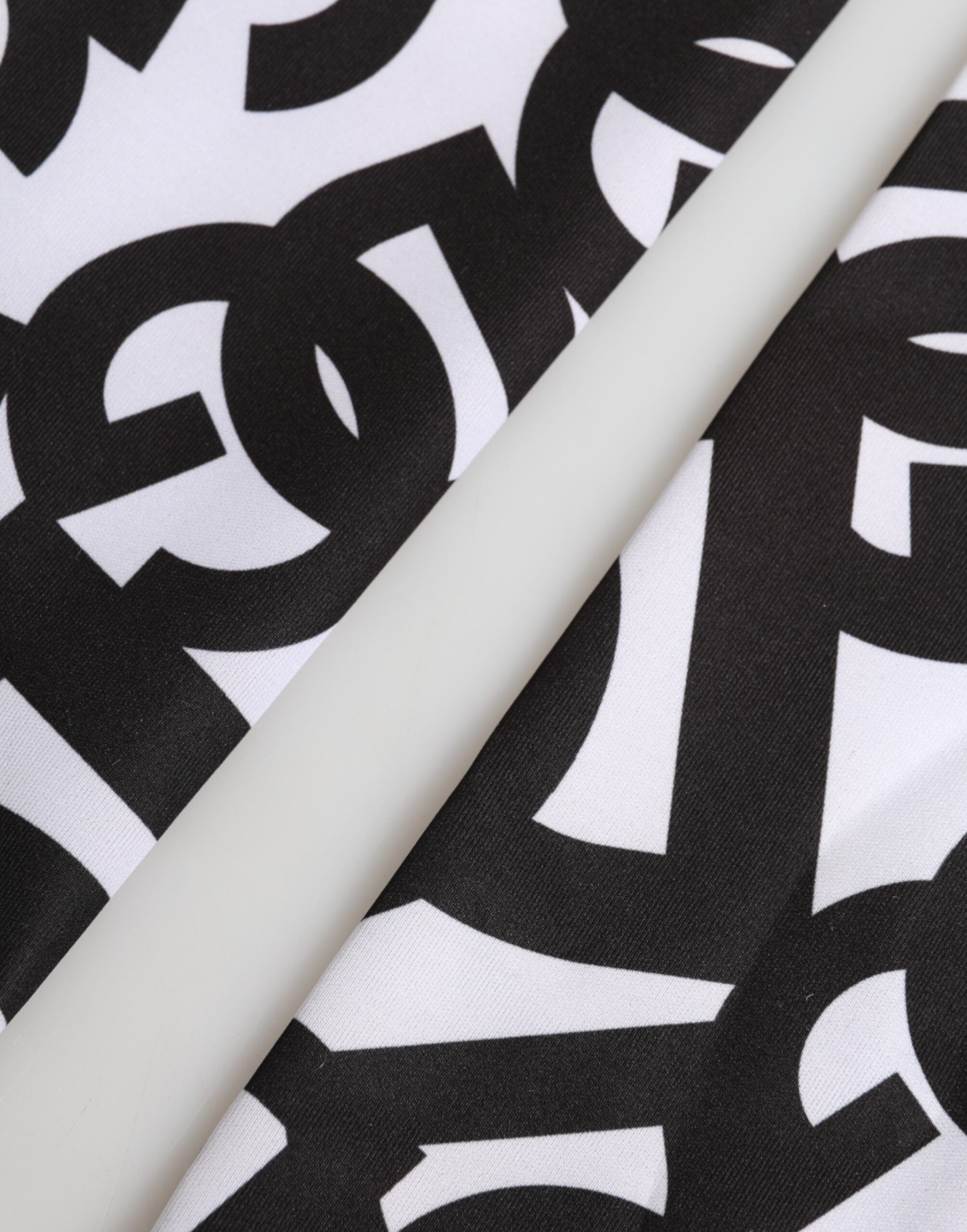 قفازات دولتشي آند غابانا سوداء وبيضاء بشعار DG بطول الكوع