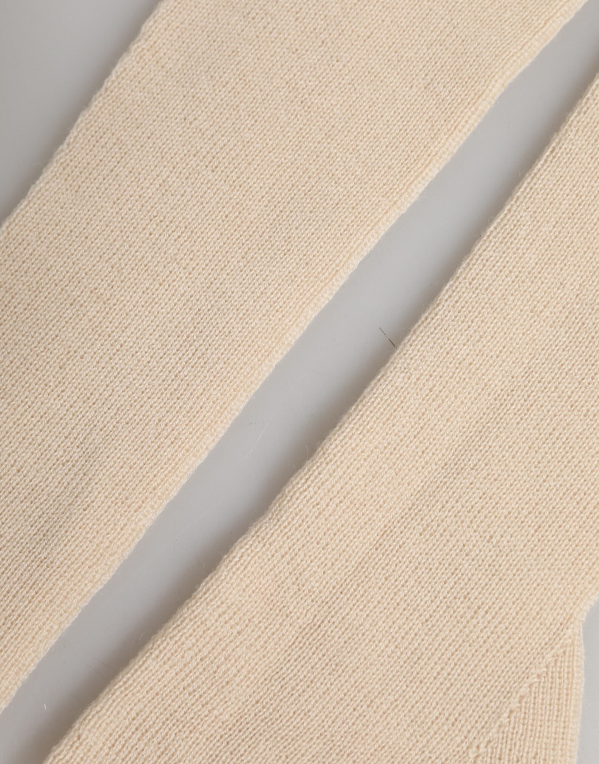 قفازات نسائية من صوف دولتشي آند غابانا بيج بدون أصابع بطول الكوع