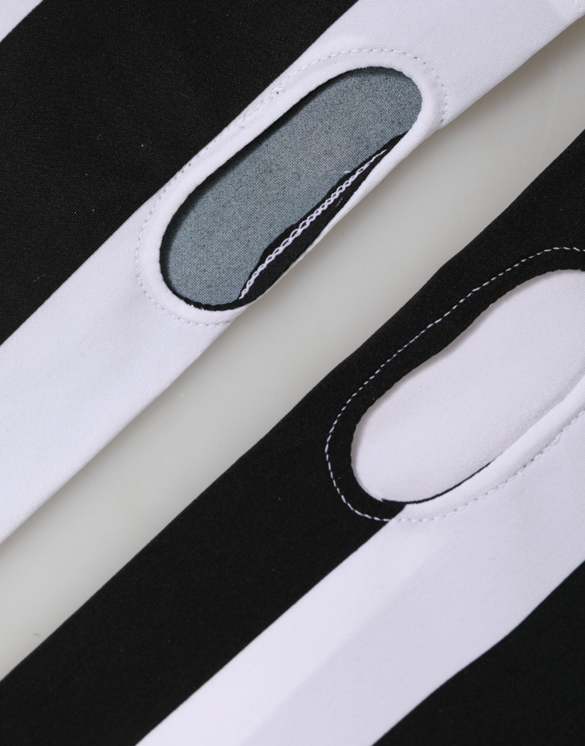 قفازات دولتشي آند غابانا من النايلون الأسود والأبيض بدون أصابع بطول المعصم