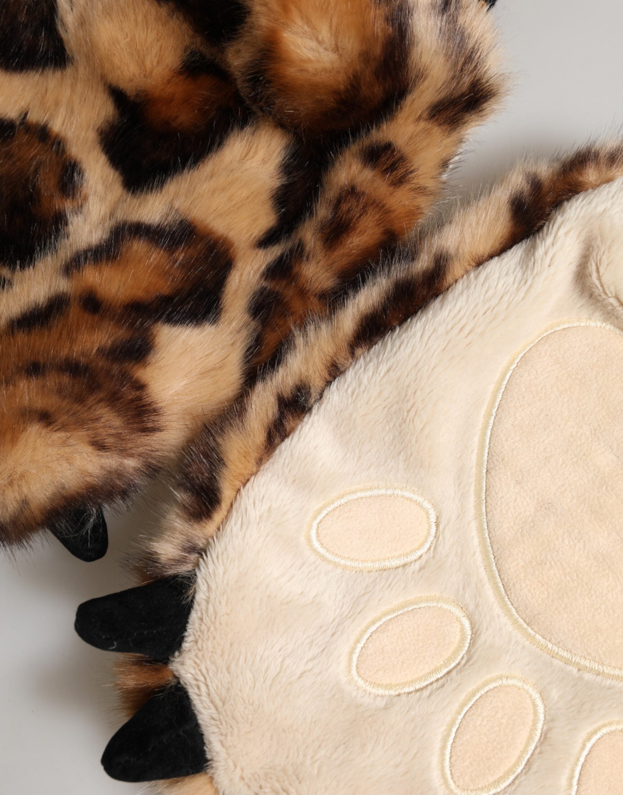 قفازات معصم من الفرو المحبوك بنقشة جلد النمر باللون البني من دولتشي آند غابانا