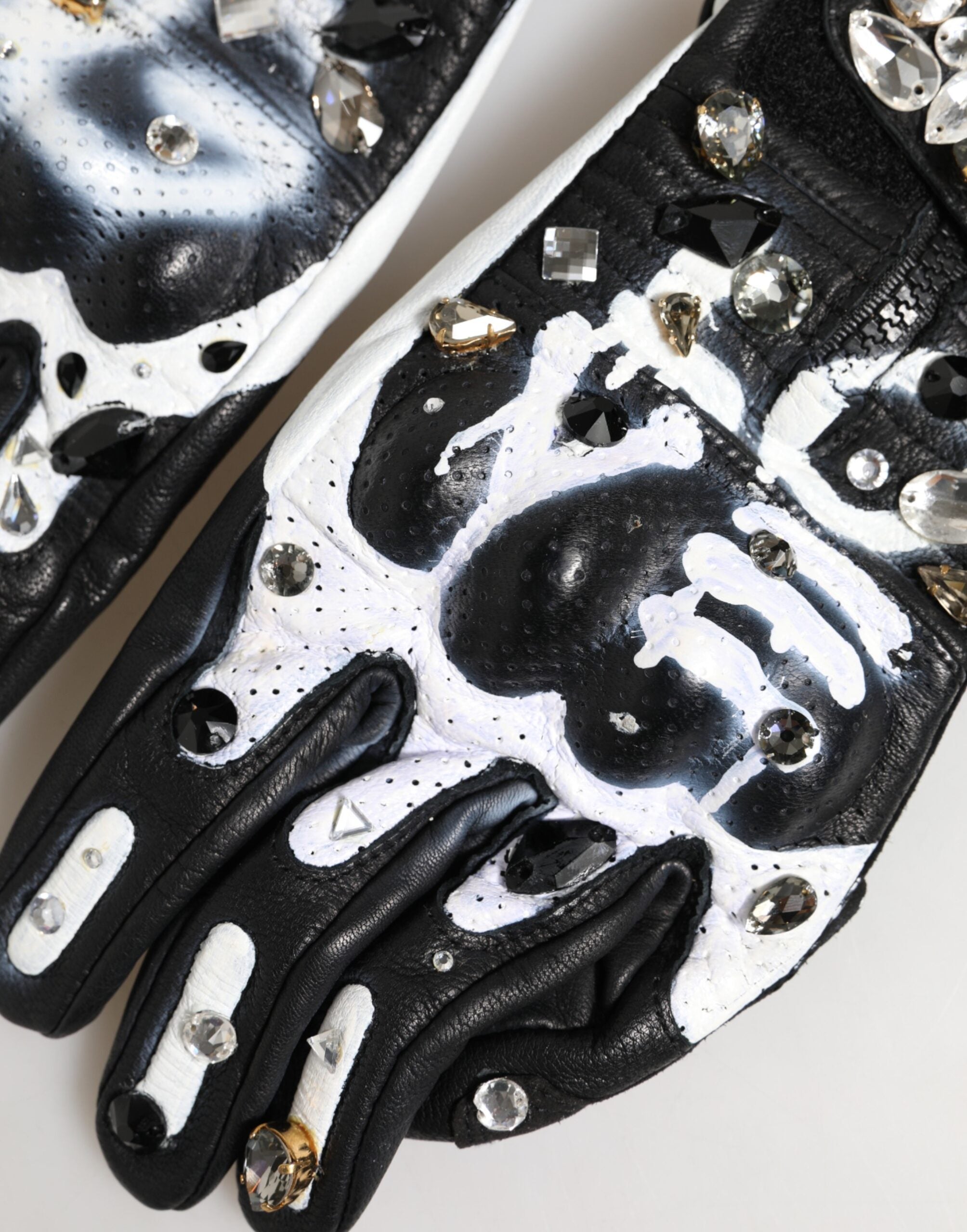 قفازات دولتشي آند غابانا سوداء وبيضاء من الكريستال بطول المعصم
