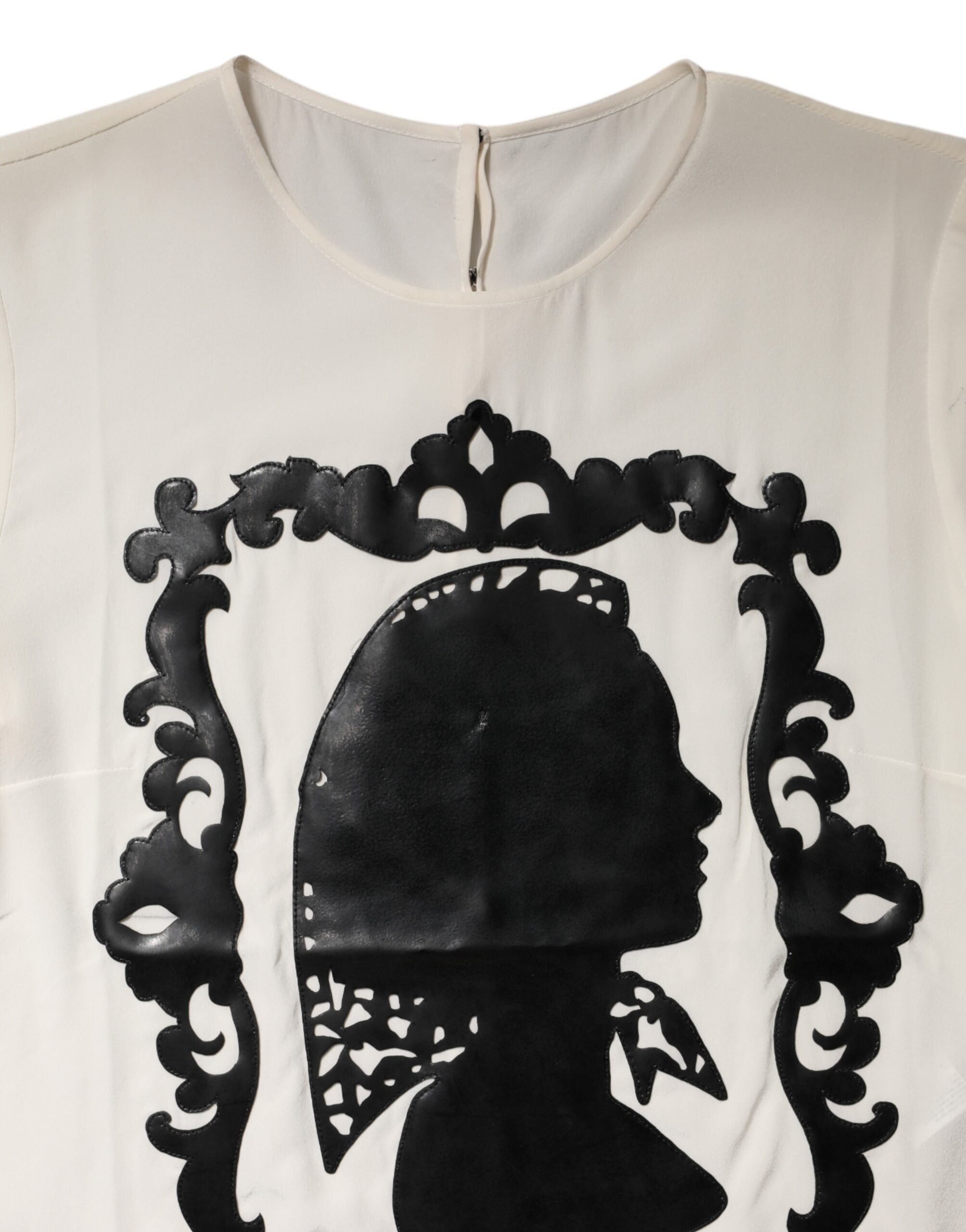 بلوزة دولتشي آند غابانا من الحرير الكريمي بأكمام قصيرة وتفاصيل ظلية