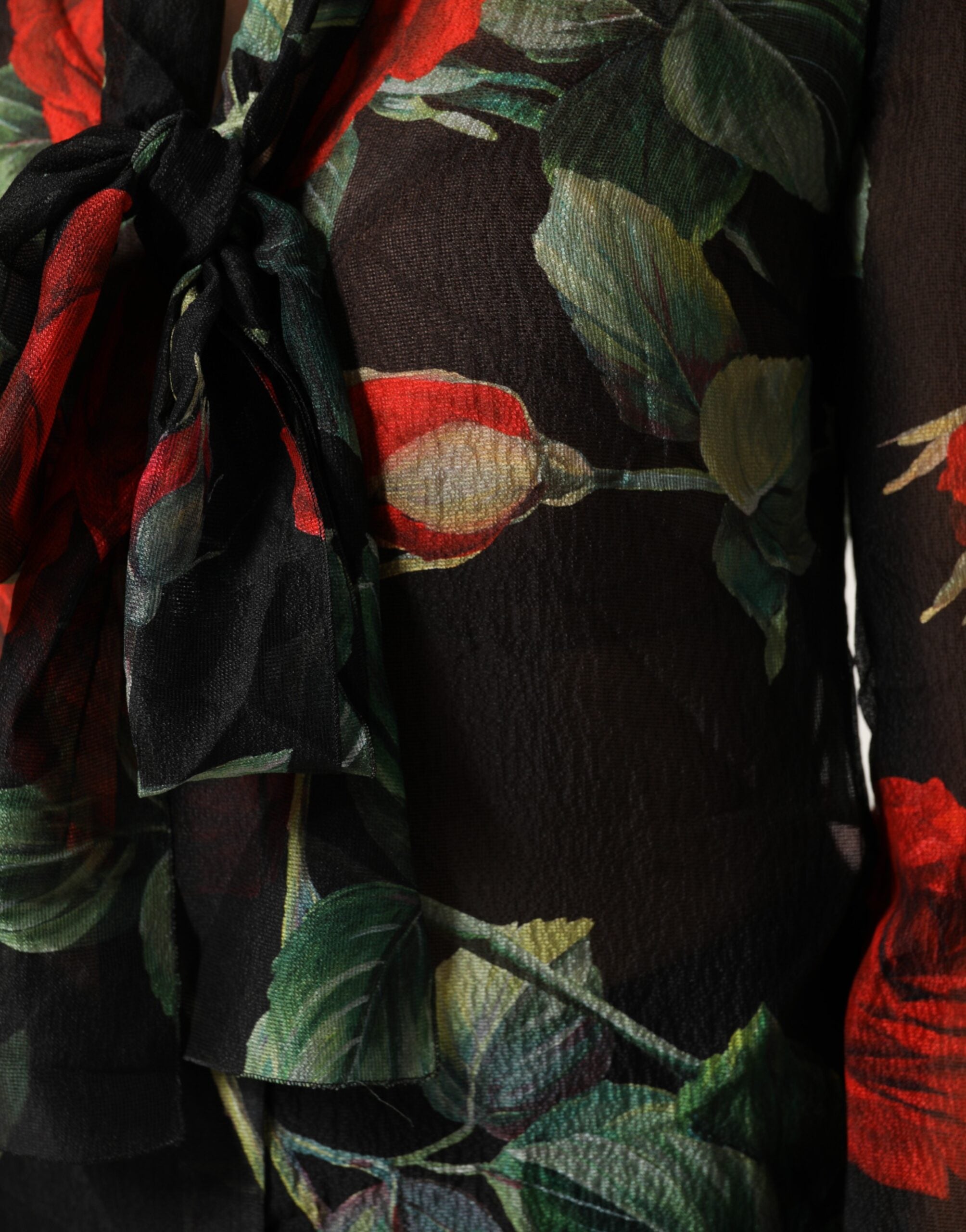 بلوزة دولتشي آند غابانا الحريرية السوداء المزينة بالزهور بأكمام طويلة