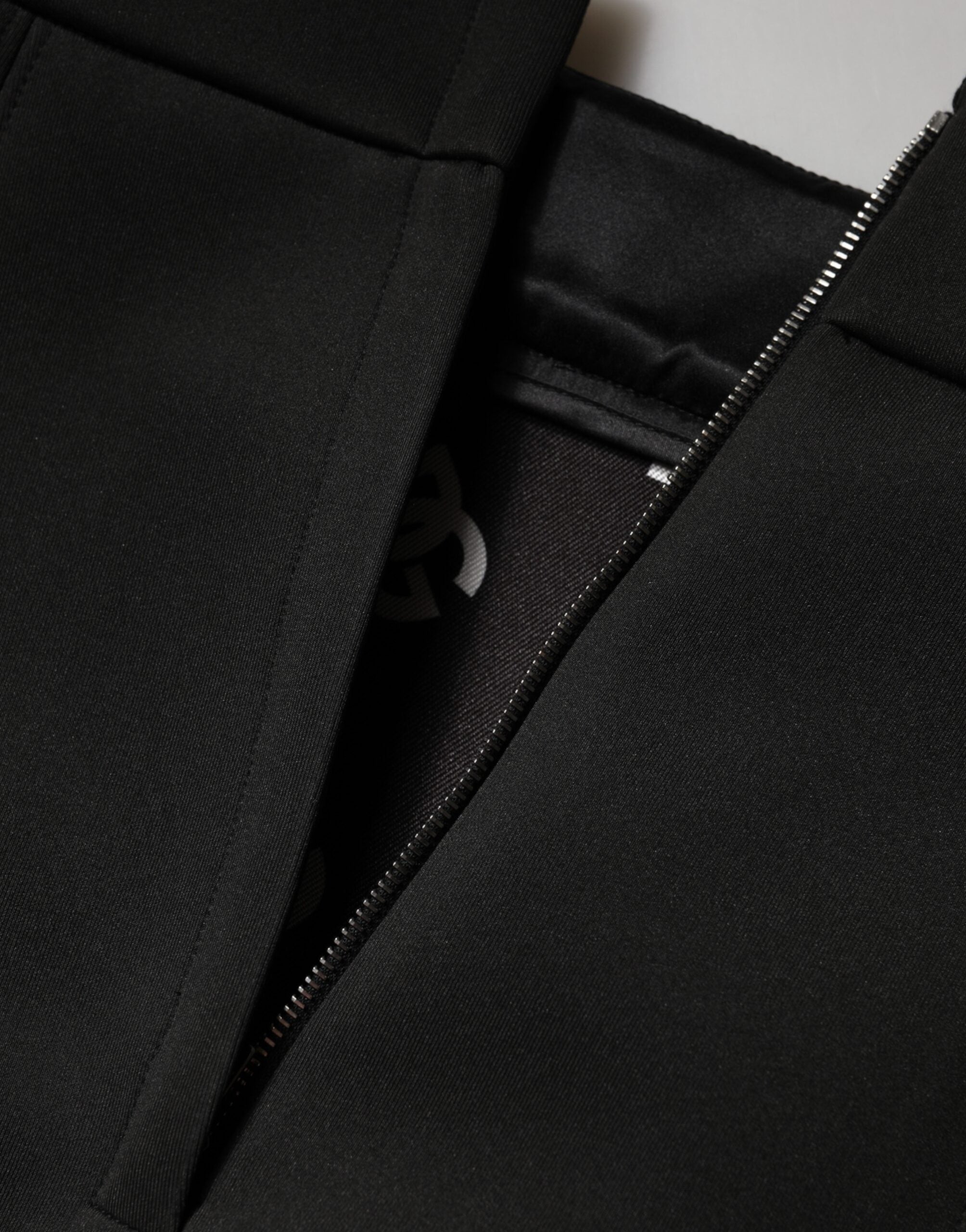 تنورة دولتشي آند غابانا القصيرة المصنوعة من النايلون الأسود بقصّة قلم رصاص وخصر مرتفع