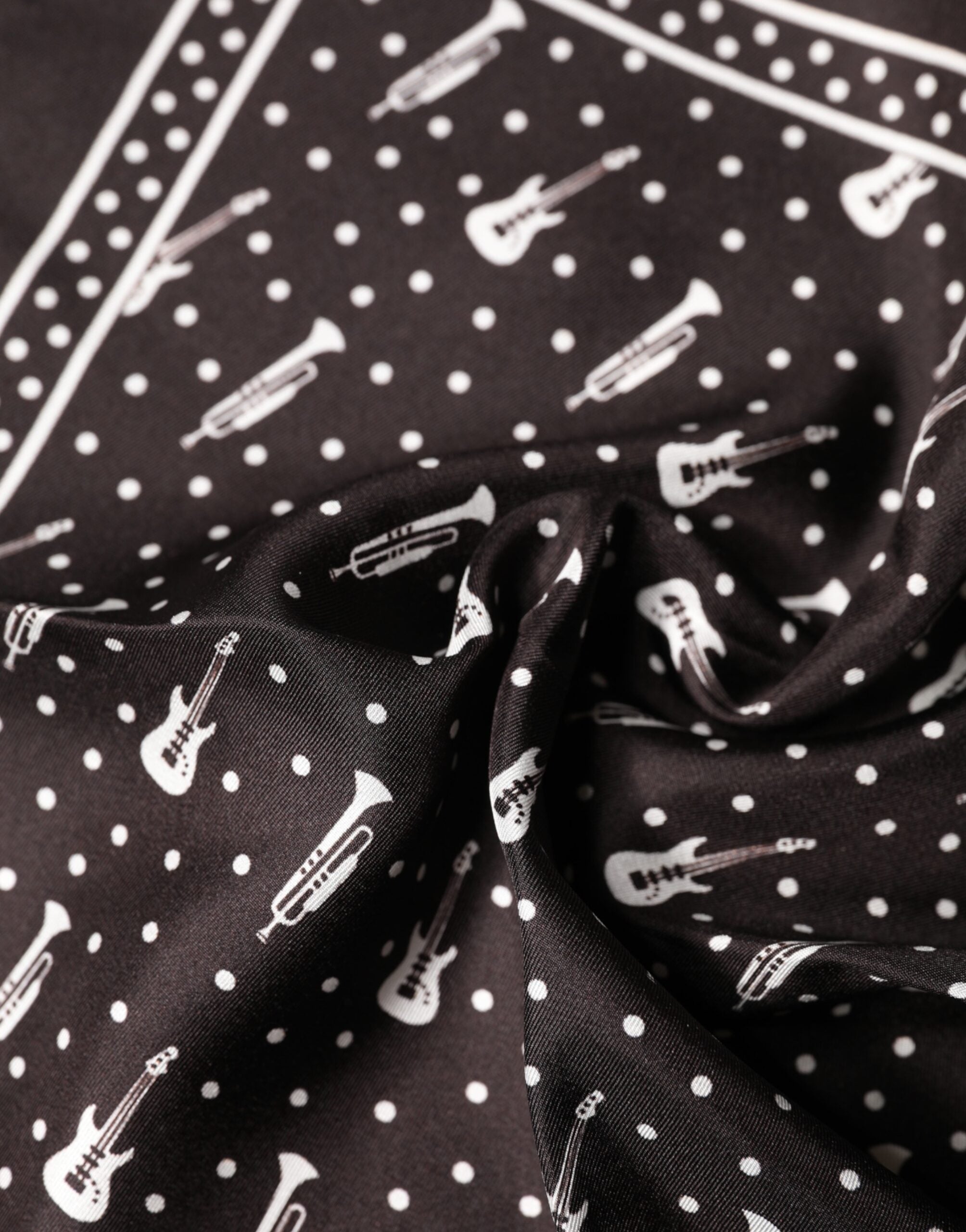 منديل ووشاح رجالي أسود من دولتشي آند غابانا بتصميم جيتار وبوق