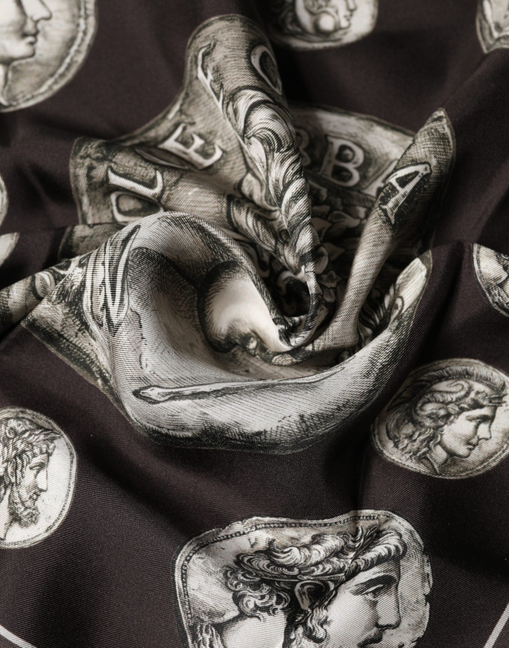 وشاح فولارد مربع من الحرير البني بنقشة العملات الرومانية من دولتشي آند غابانا