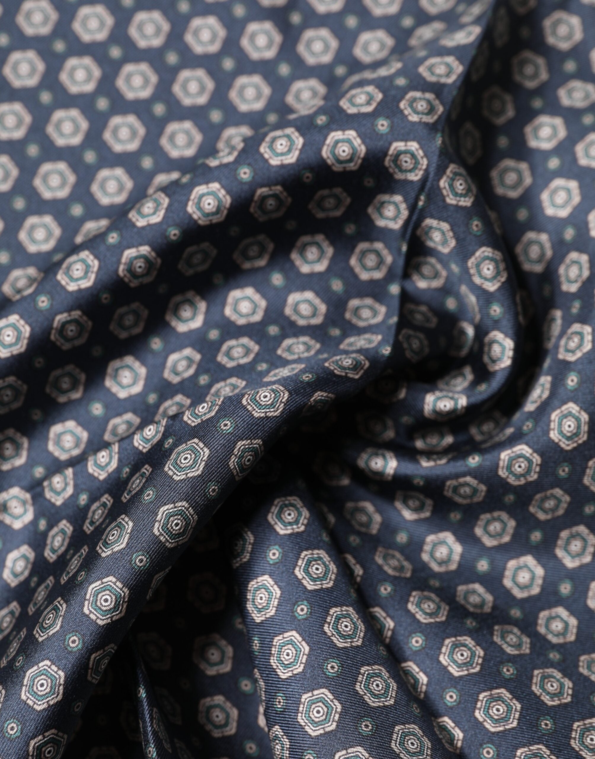 منديل مربع من الحرير الأزرق بنقوش من دولتشي آند غابانا