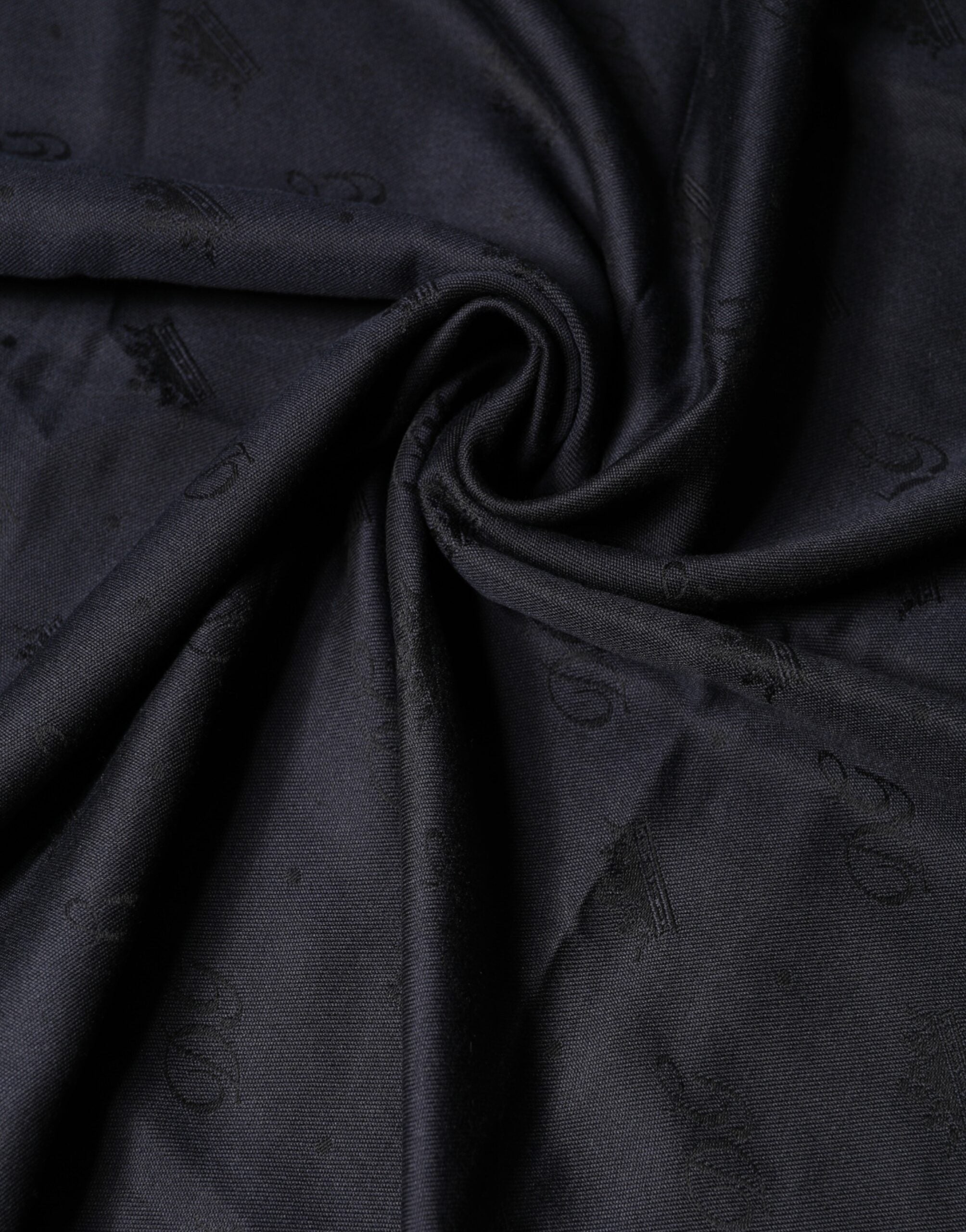 شال من الدانتيل الأسود من دولتشي آند غابانا، وشاح حريري للرقبة 