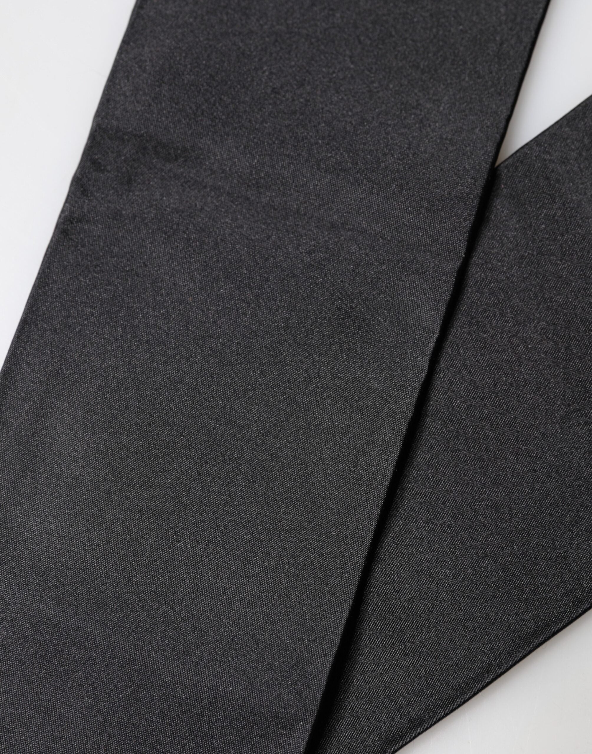 وشاح رقبة من الحرير الأسود من دولتشي آند غابانا مزين بشراشيب