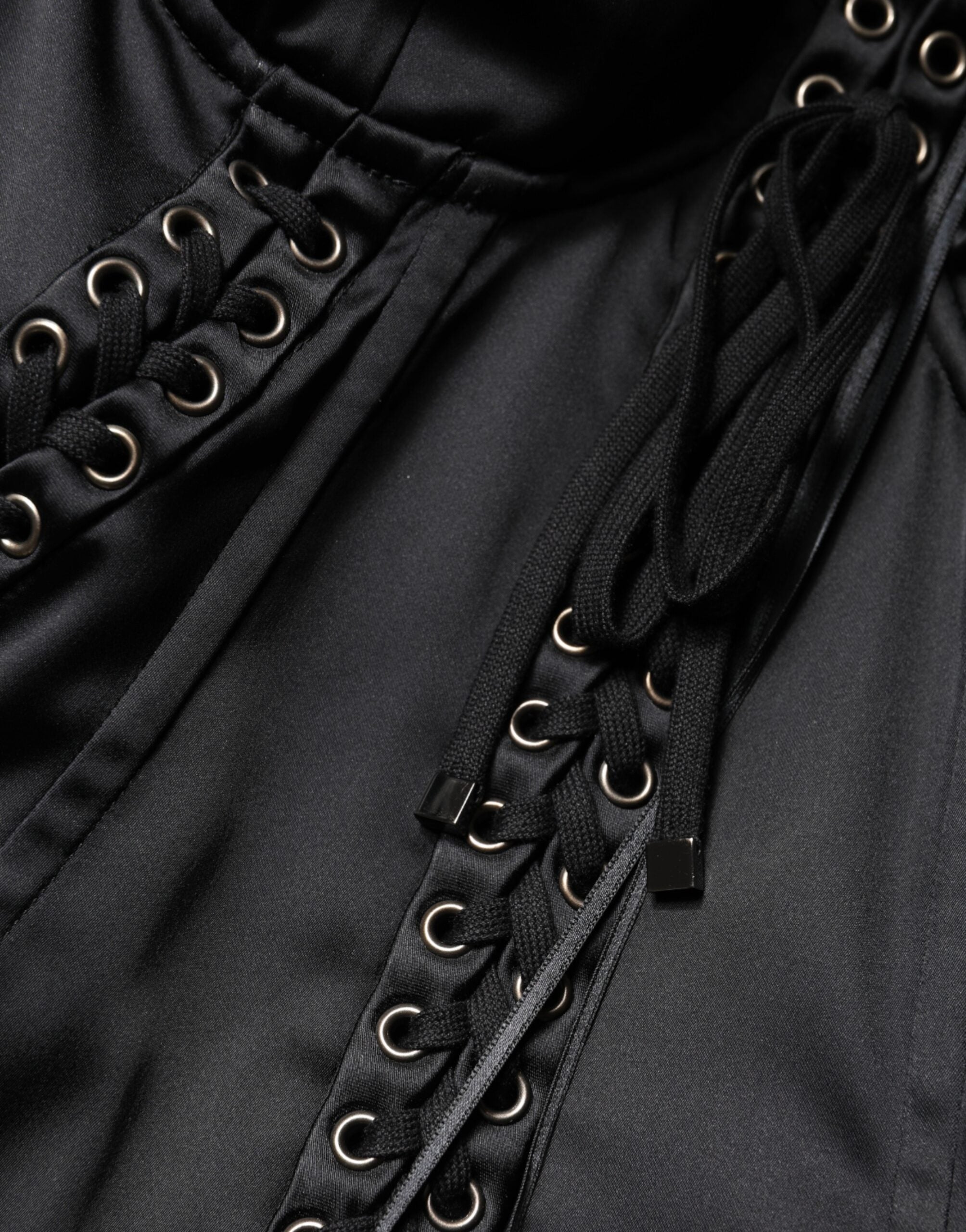 فستان قصير من دولتشي آند غابانا من الساتان الأسود والأسيتات والدانتيل المثقوب