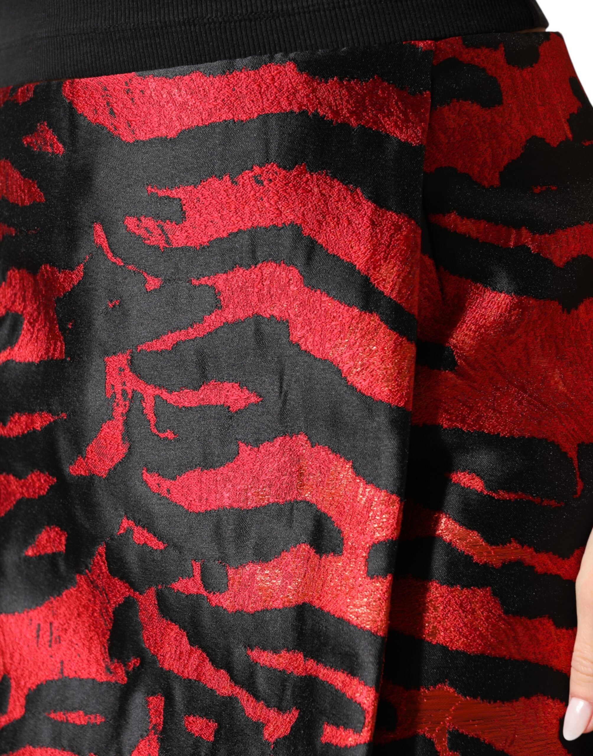 تنورة قصيرة عالية الخصر من دولتشي آند غابانا باللونين الأسود والأحمر بنقشة الجاكار