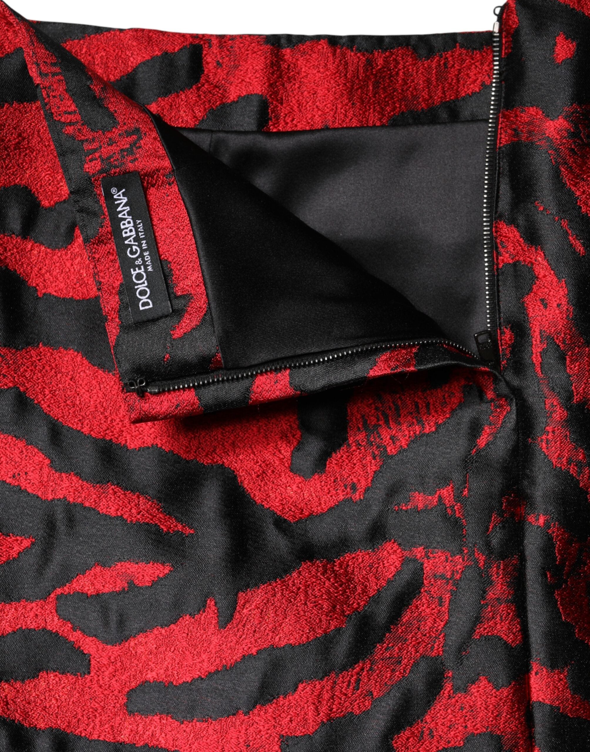 تنورة قصيرة عالية الخصر من دولتشي آند غابانا باللونين الأسود والأحمر بنقشة الجاكار